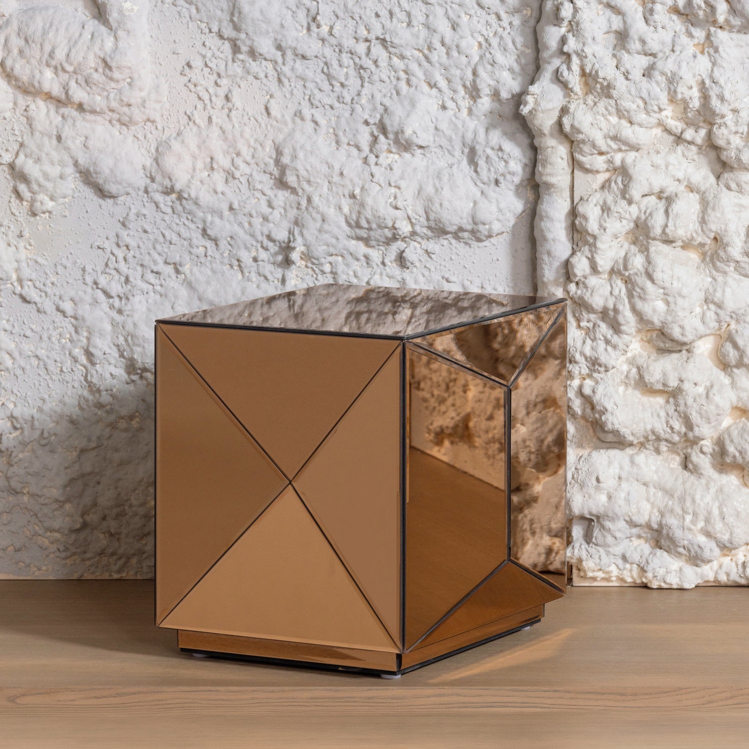 377777-B_01_SF_Glintz_bijzettafel_hout_spiegelglas_bruin_vierkant.jpg?auto=webp&format=png&width=1500&height=1500