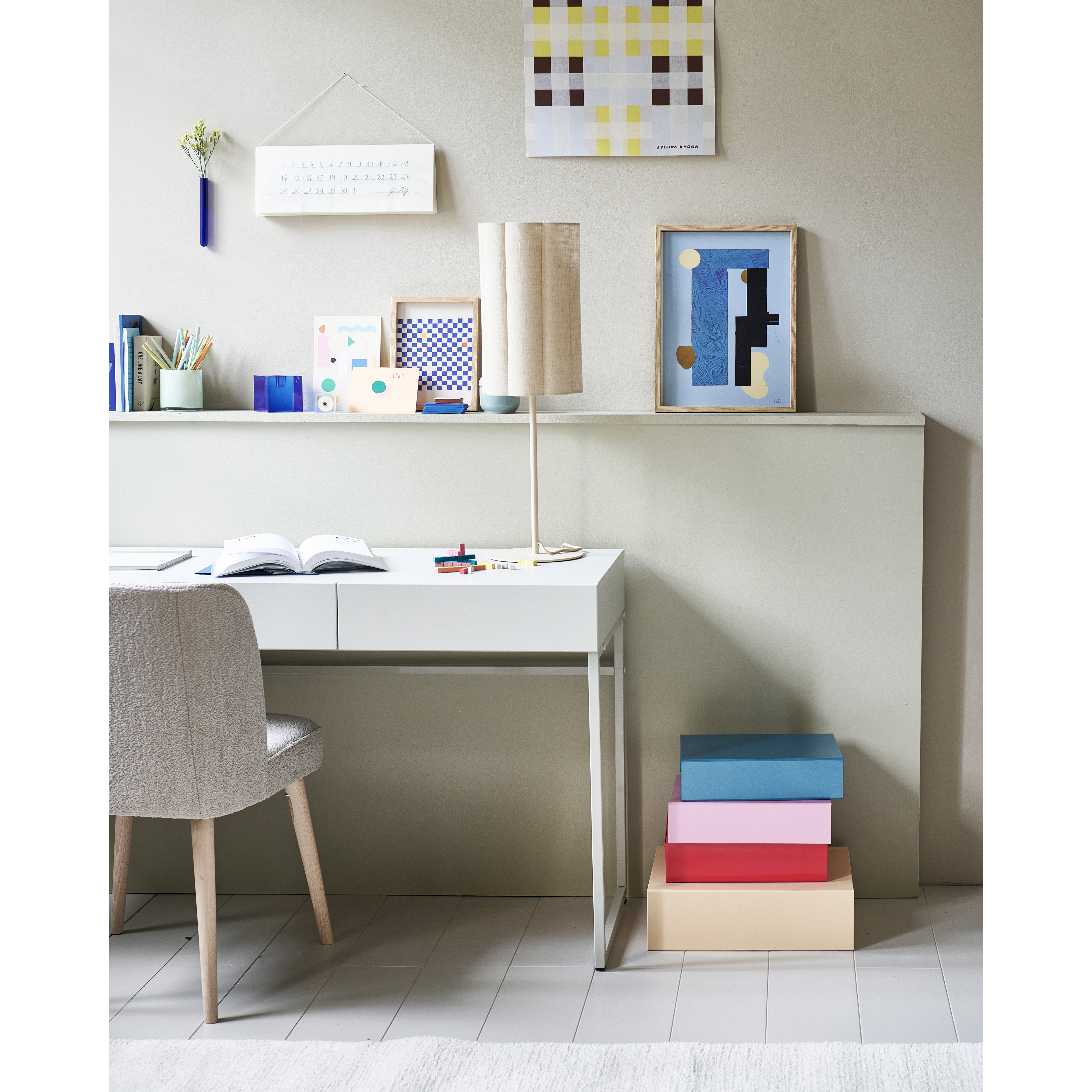 400479-M-377154-G-01_SF_VT_Basic_bureau_grenen_mist_Force_eetkamerstoel_boucle_grijs.jpg?auto=webp&format=png&width=1500&height=1500