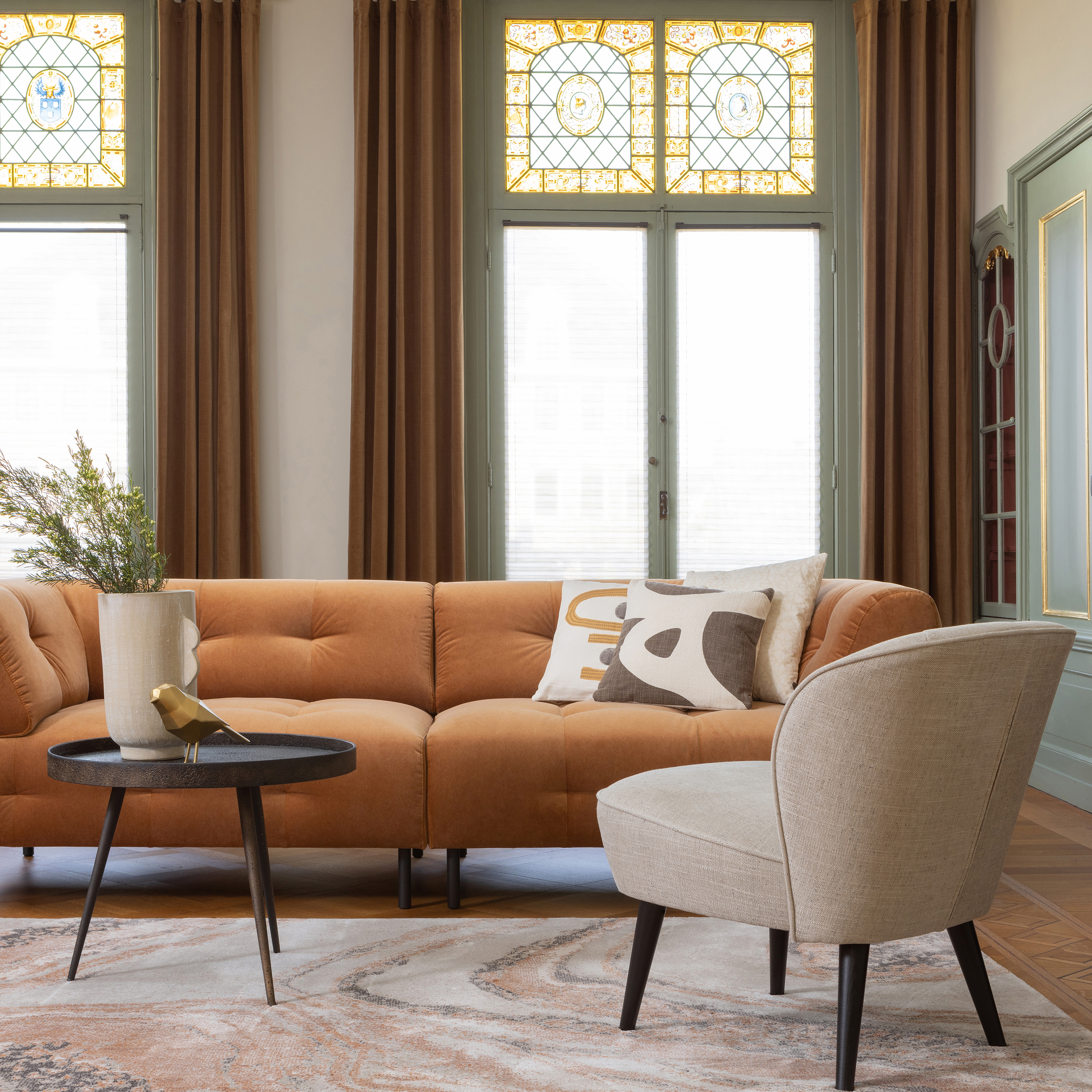 373445-C-377103-Z-200366-N-200335-N-800947-G-01_SF_BL_LLoyd_4_zits_bank_Griffin_lamp_Lonneke_fauteuil_Branco_Bounds_bijzet_VIERKANT.jpg?auto=webp&format=png&width=1500&height=1500