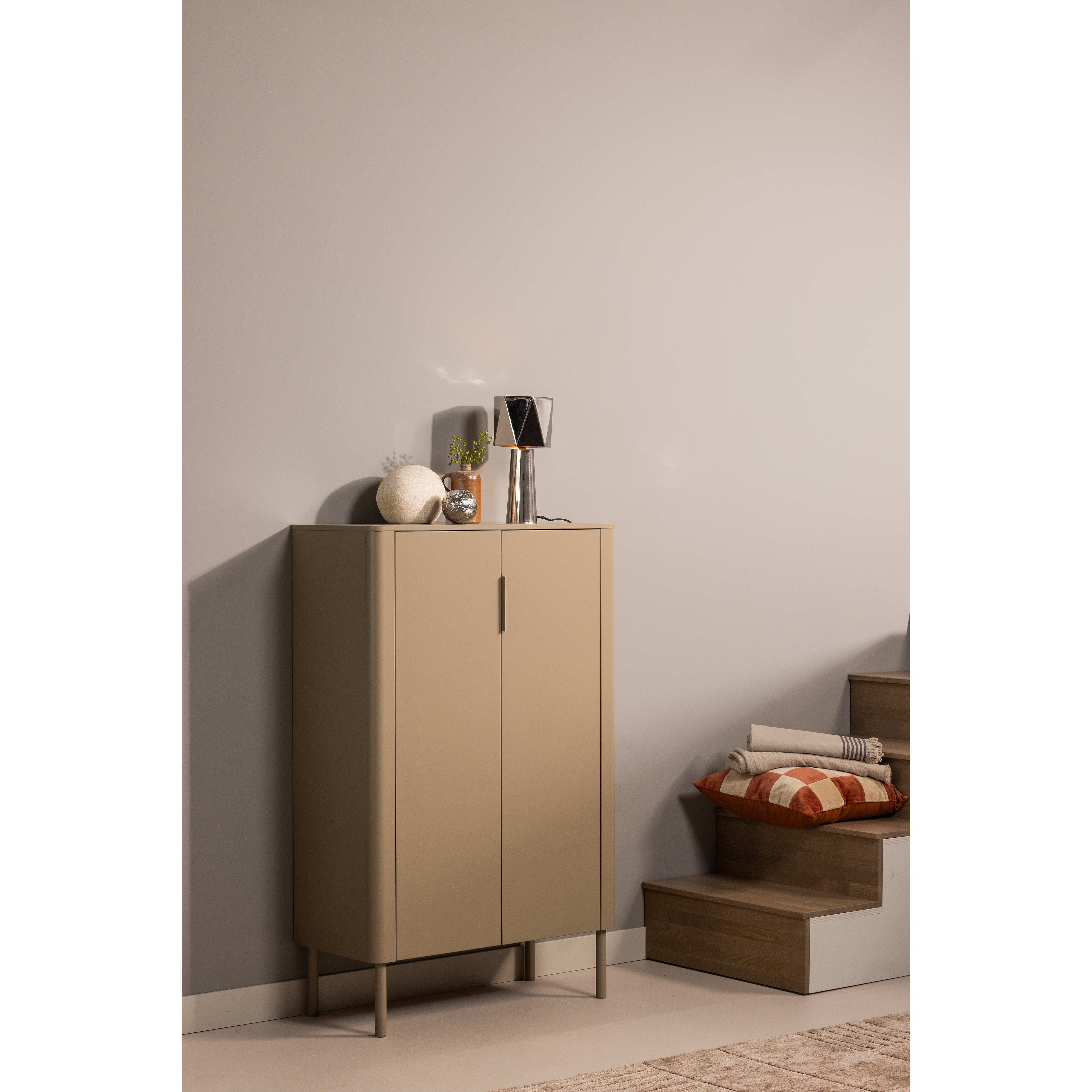 377692-MD-377622-C-01_WP_SF_Gunnar_2-deurs_kast_grenen_mud_Rea_tafellamp.png?auto=webp&format=png&width=1500&height=1500