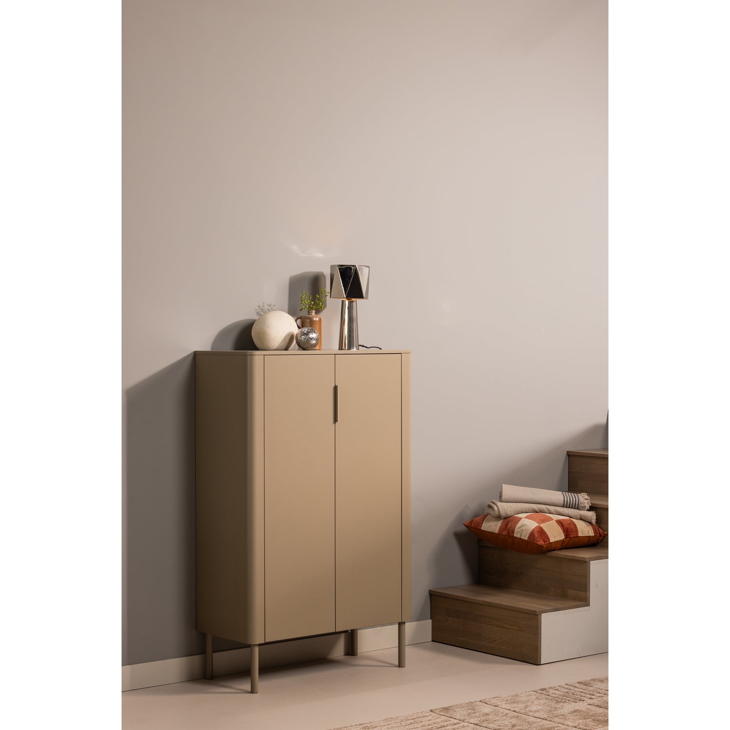 377692-MD-377622-C-01_WP_SF_Gunnar_2-deurs_kast_grenen_mud_Rea_tafellamp.png?auto=webp&format=png&width=1500&height=1500