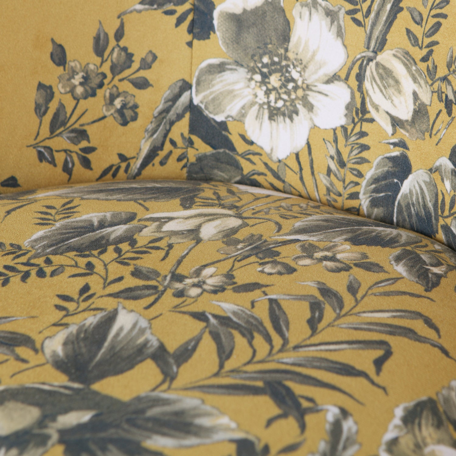 800748-40-02_VS_BP_Vogue_fauteuil_fluweel_poppy_mosterd_detail.jpg?auto=webp&format=png&width=1500&height=1500