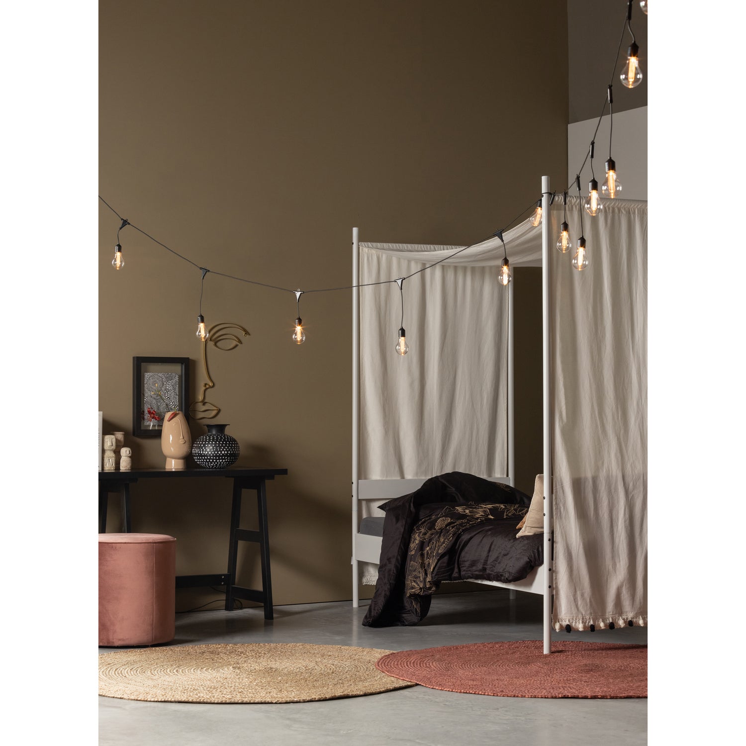 377039-W-377041-O-373321-Z-350409-350409-350409-31-373283-B-373283-N-02_SF_FA_Wendy_hemelbed_doek_Duco_bureau_Sara_poef_Ross.jpg?auto=webp&format=png&width=1500&height=1500