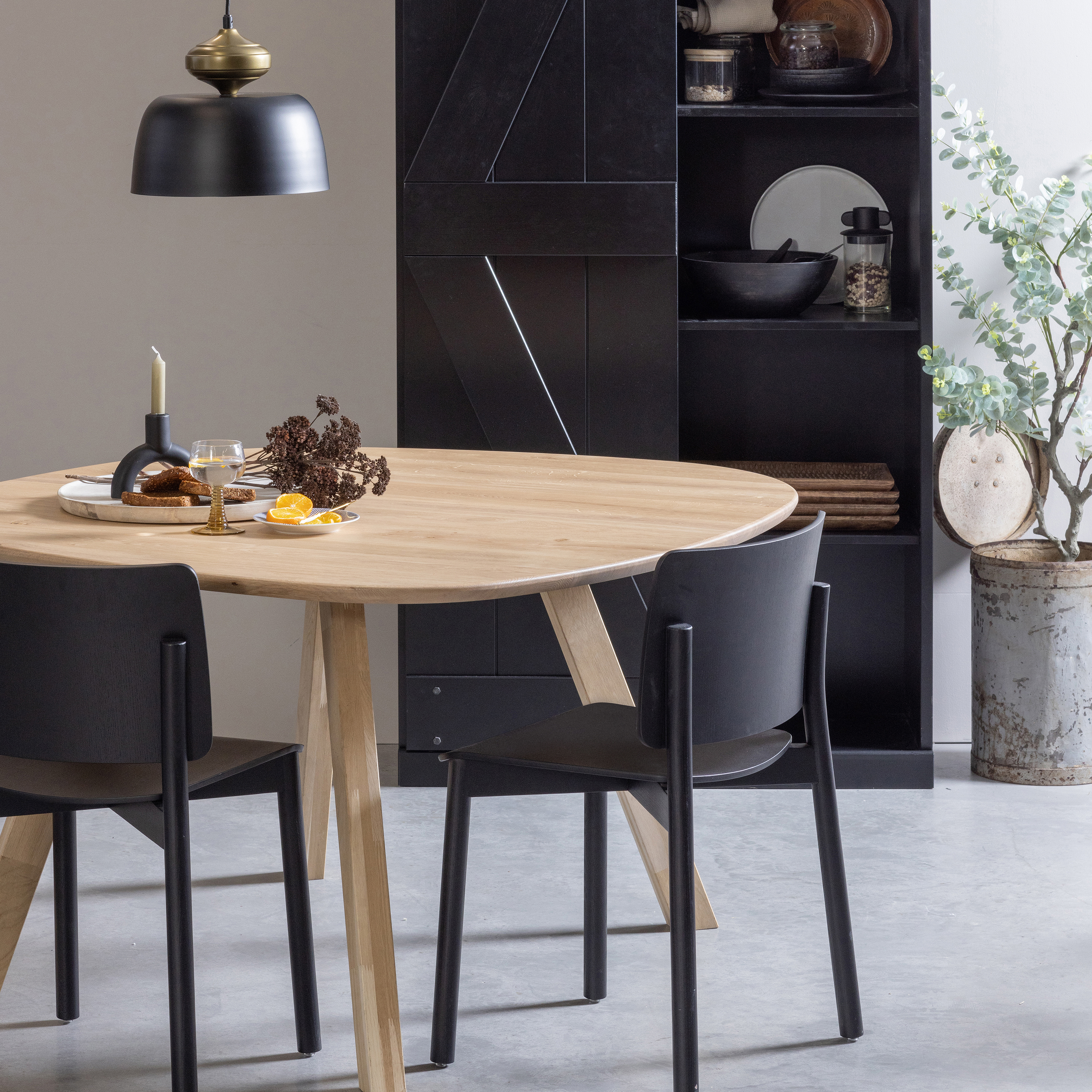 376038-373380-Z-375414-Z-377425-Z-01_SF_WE_Tablo_tafelblad_organisch_Harris_schuifdeurkast_Linne_hanglamp_Karel_stoel_zwart_VIERKANT.jpg?auto=webp&format=png&width=1500&height=1500