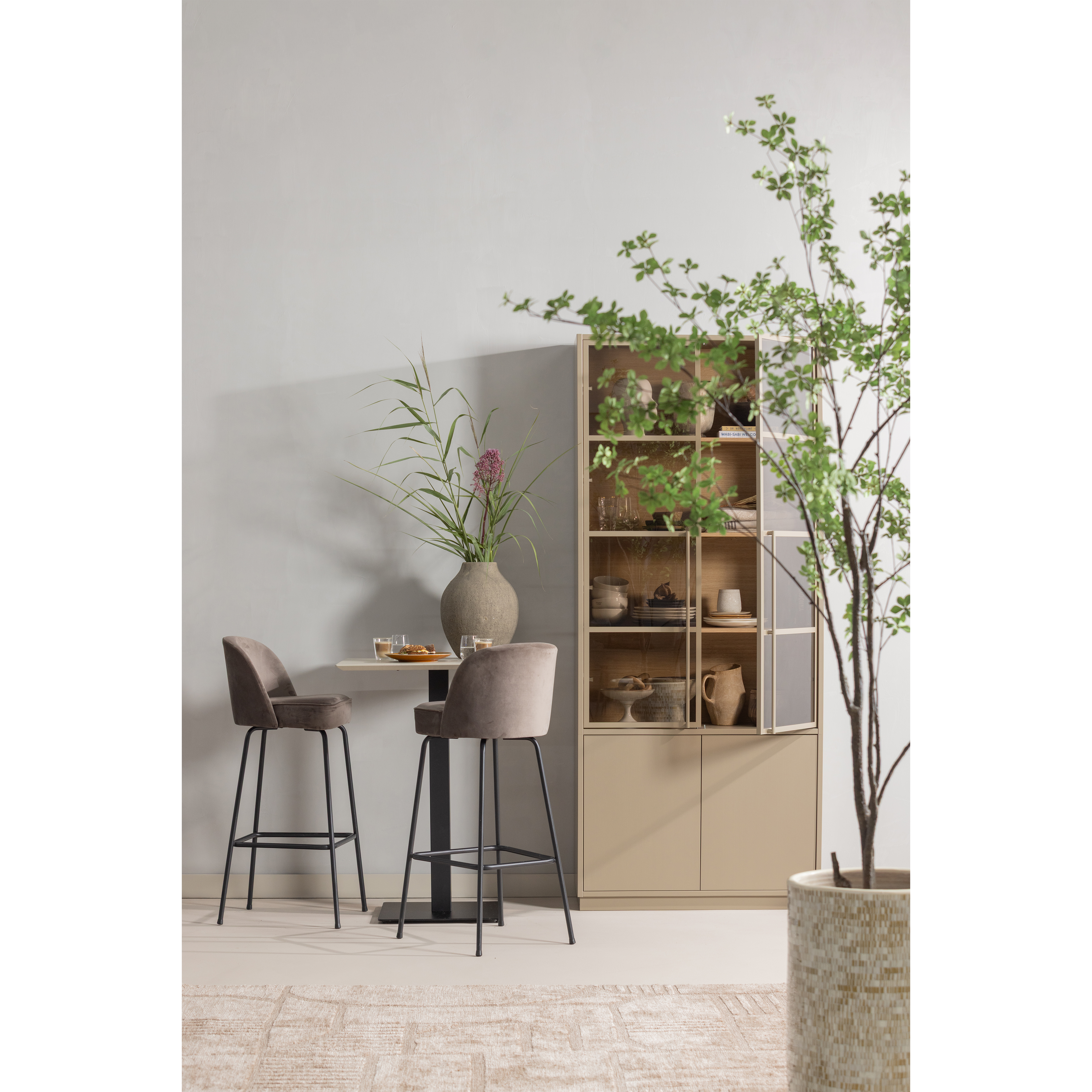 377567-M-377625-T-800293-NO-01_SF_WP_Casa_buffetkast_Lovi_vloerkleed_Vogue_barstoel.png?auto=webp&format=png&width=1500&height=1500