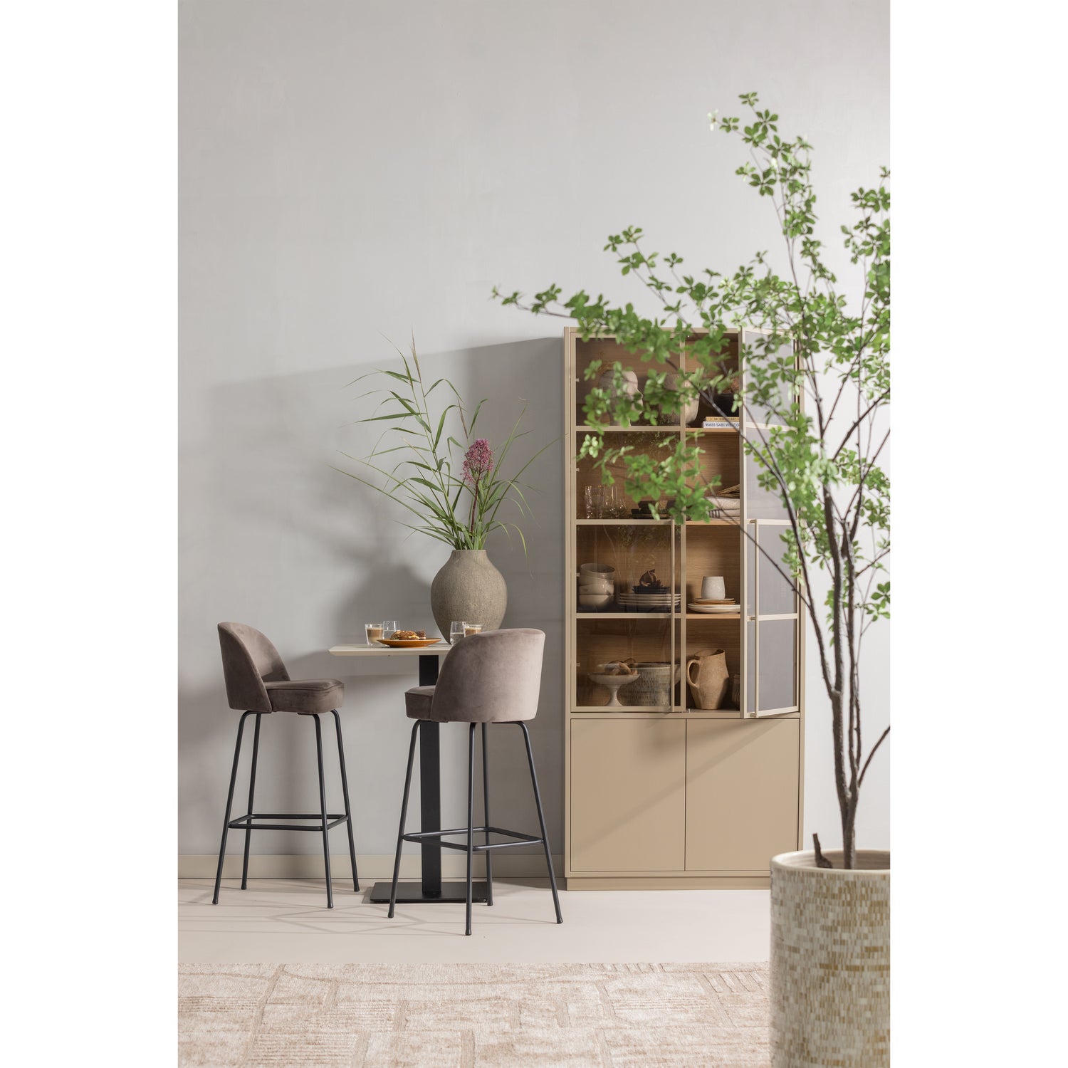 377567-M-377625-T-800293-NO-01_SF_WP_Casa_buffetkast_Lovi_vloerkleed_Vogue_barstoel.png?auto=webp&format=png&width=1500&height=1500