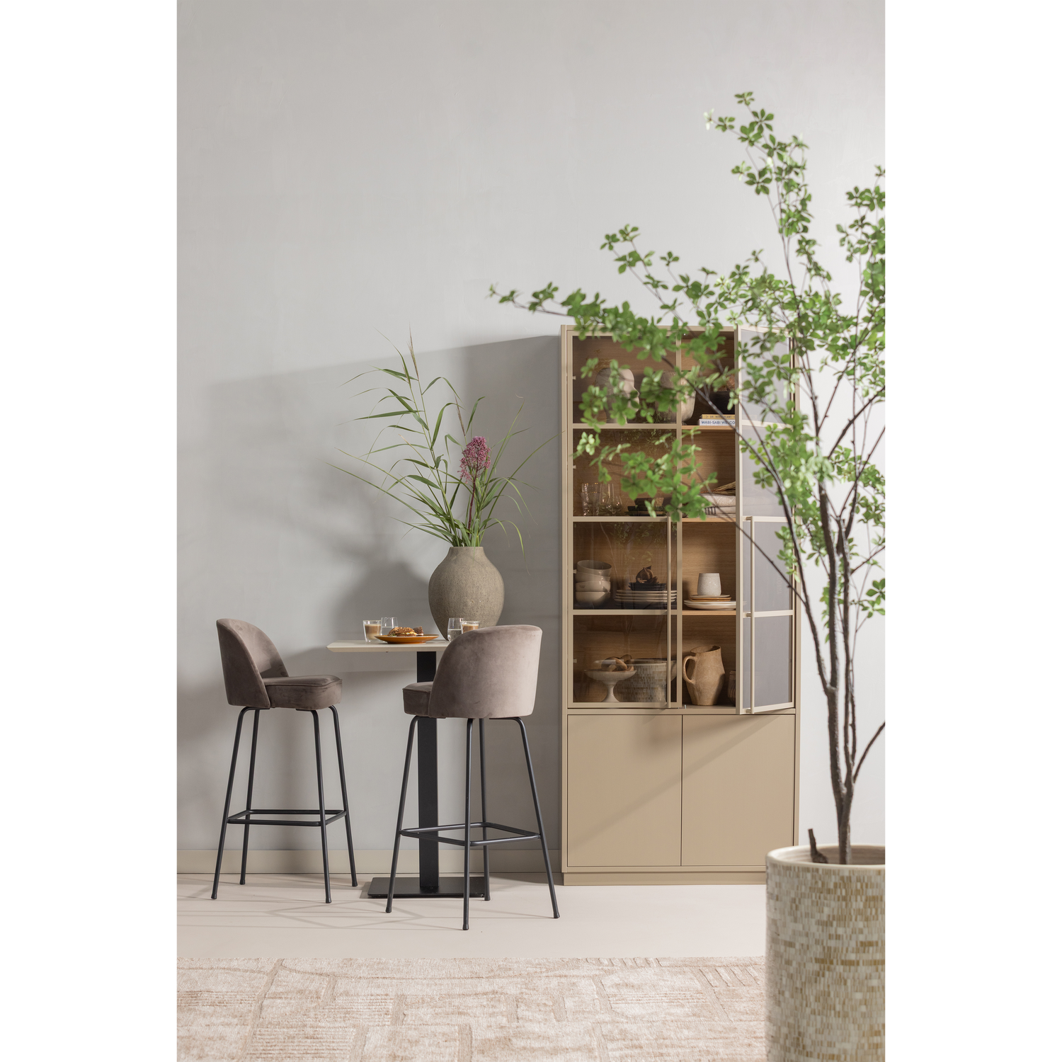 377567-M-377625-T-800293-NO-01_SF_WP_Casa_buffetkast_Lovi_vloerkleed_Vogue_barstoel.png?auto=webp&format=png&width=1500&height=1500