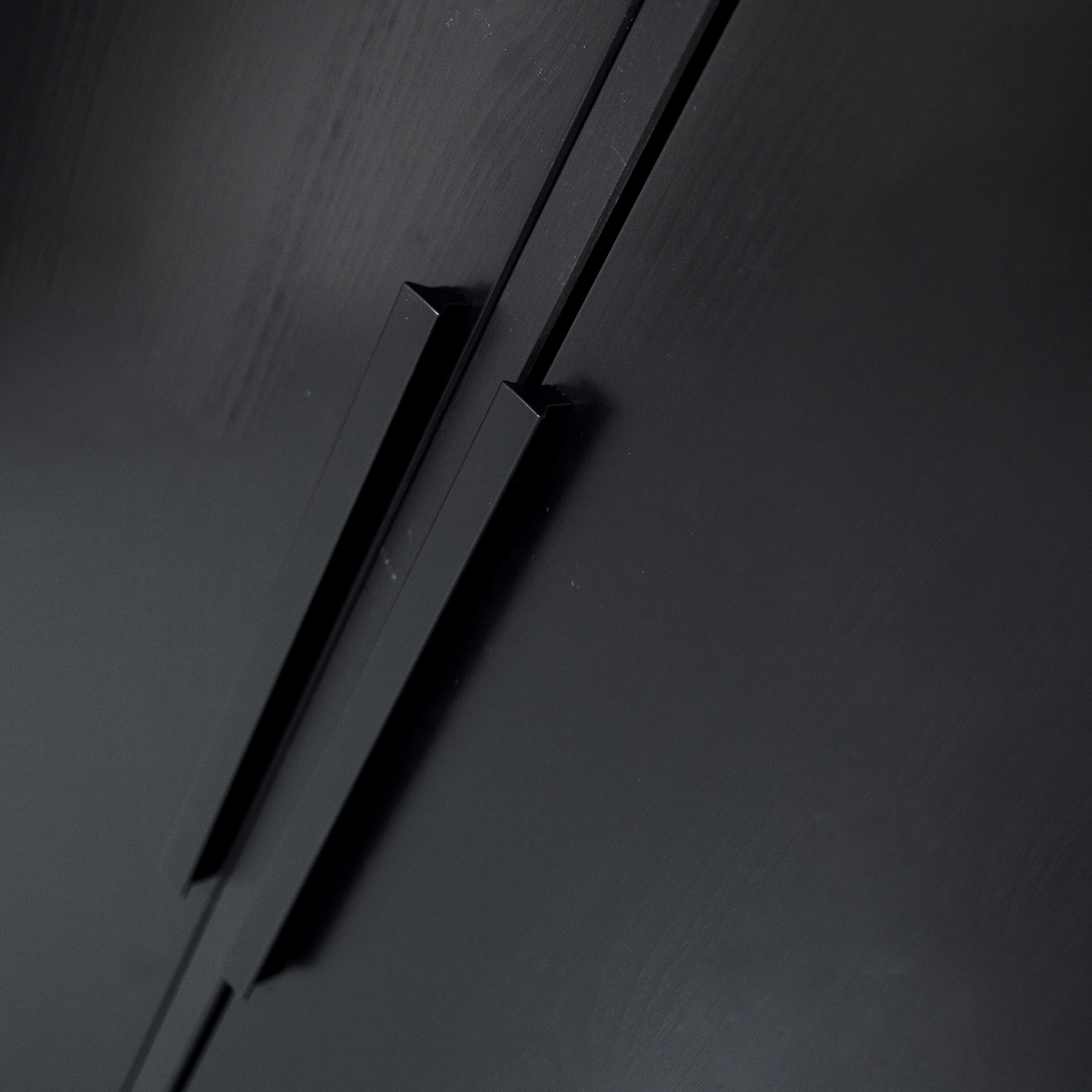 373212-Z-01_VS_FA_Adam_2-deurs_kast_grenen_zwart_detail.jpg?auto=webp&format=png&width=1500&height=1500