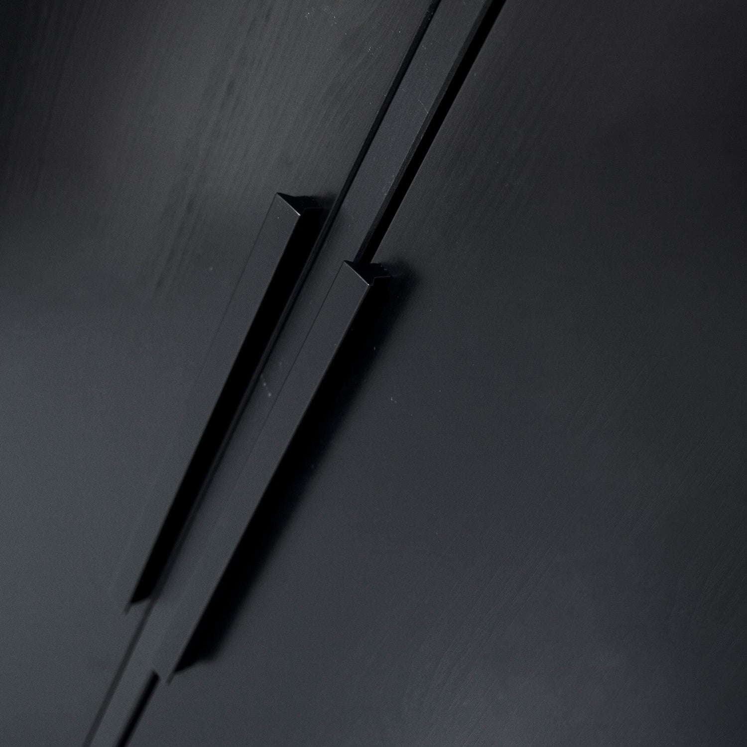 373212-Z-01_VS_FA_Adam_2-deurs_kast_grenen_zwart_detail.jpg?auto=webp&format=png&width=1500&height=1500