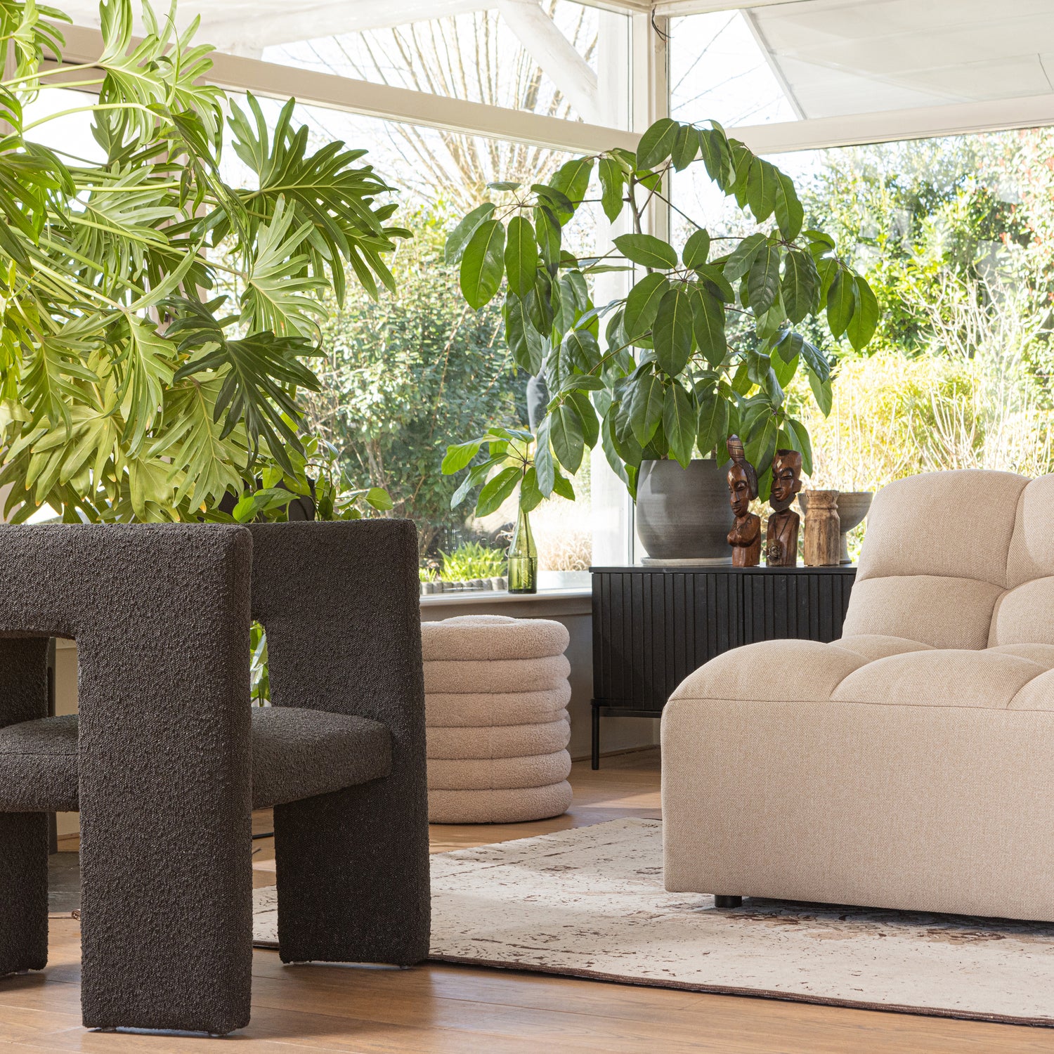 340486-D-373529-M-377070-Z-373888-Z-01_SF_FA_Tiwa_fauteuil_Pepper_2-zits_Rens_vloerkleed_Carly_VIERKANT.jpg?auto=webp&format=png&width=1500&height=1500