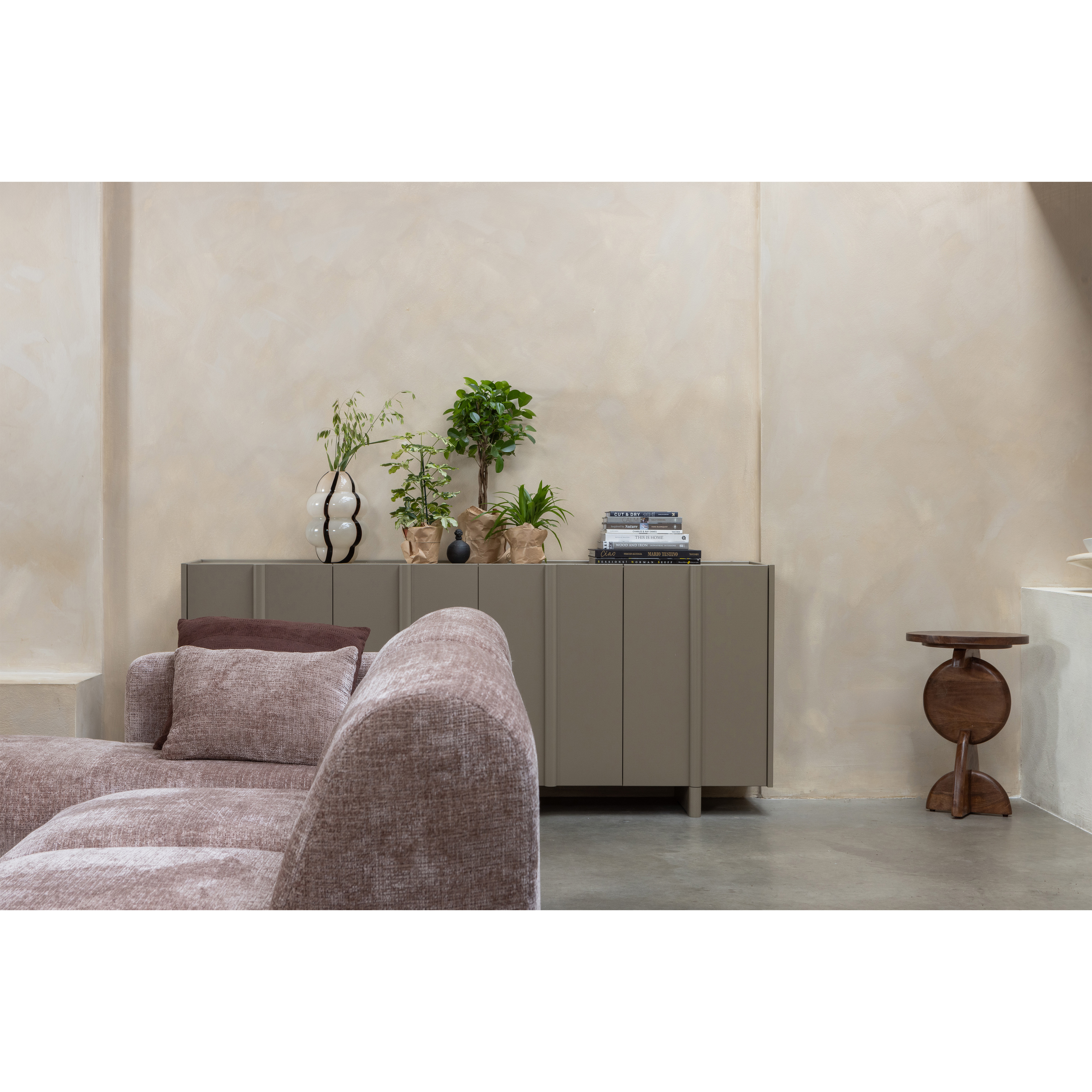 378139-T__373991-M__373965-B__377478-N_01_SF_Cloud_chaise_longue_bank_links_chenille_taupe_roze_Basu_dressoir_Nori_bijzettafel_Kency_vaas_vierkant.jpg?auto=webp&format=png&width=1500&height=1500