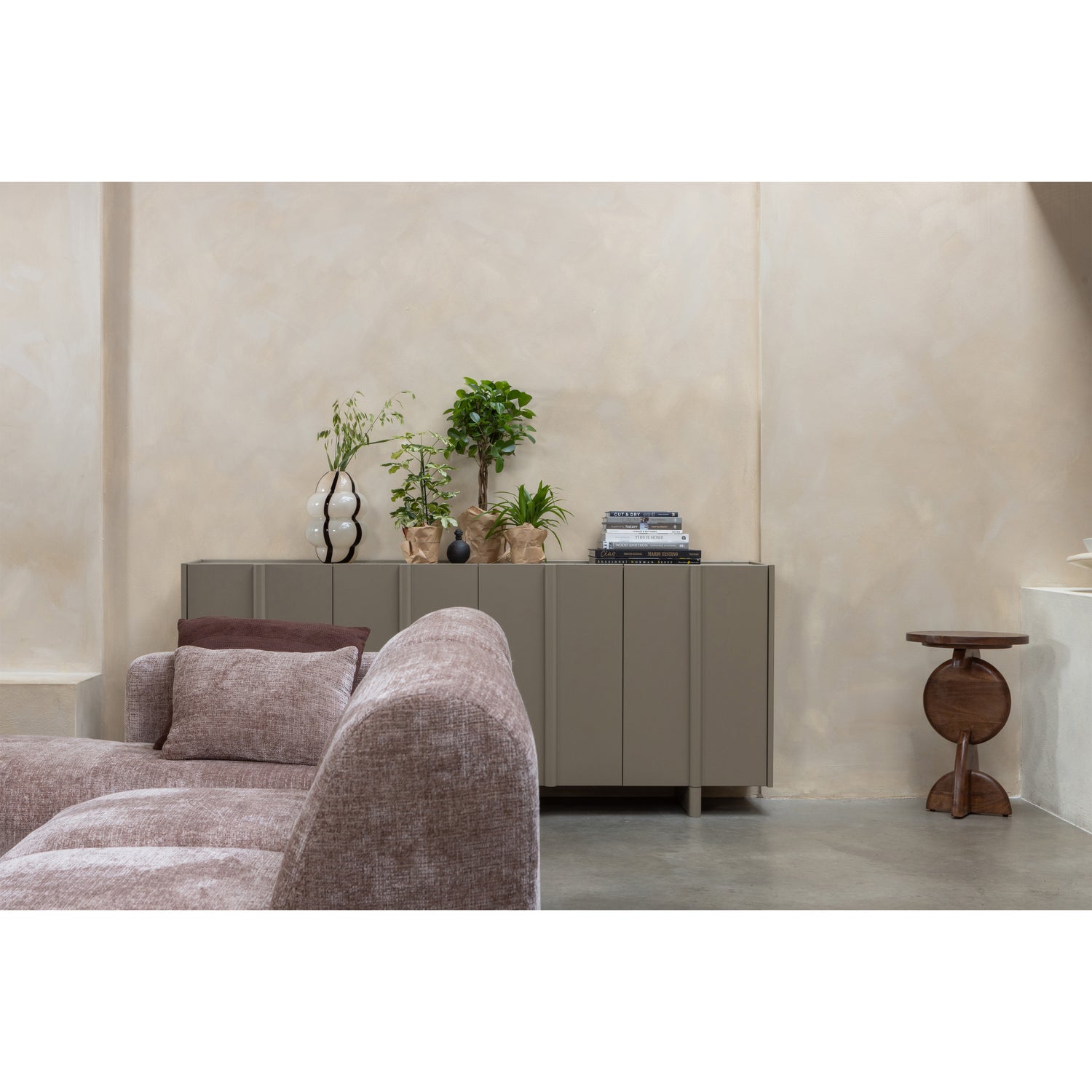 378139-T__373991-M__373965-B__377478-N_01_SF_Cloud_chaise_longue_bank_links_chenille_taupe_roze_Basu_dressoir_Nori_bijzettafel_Kency_vaas_vierkant.jpg?auto=webp&format=png&width=1500&height=1500