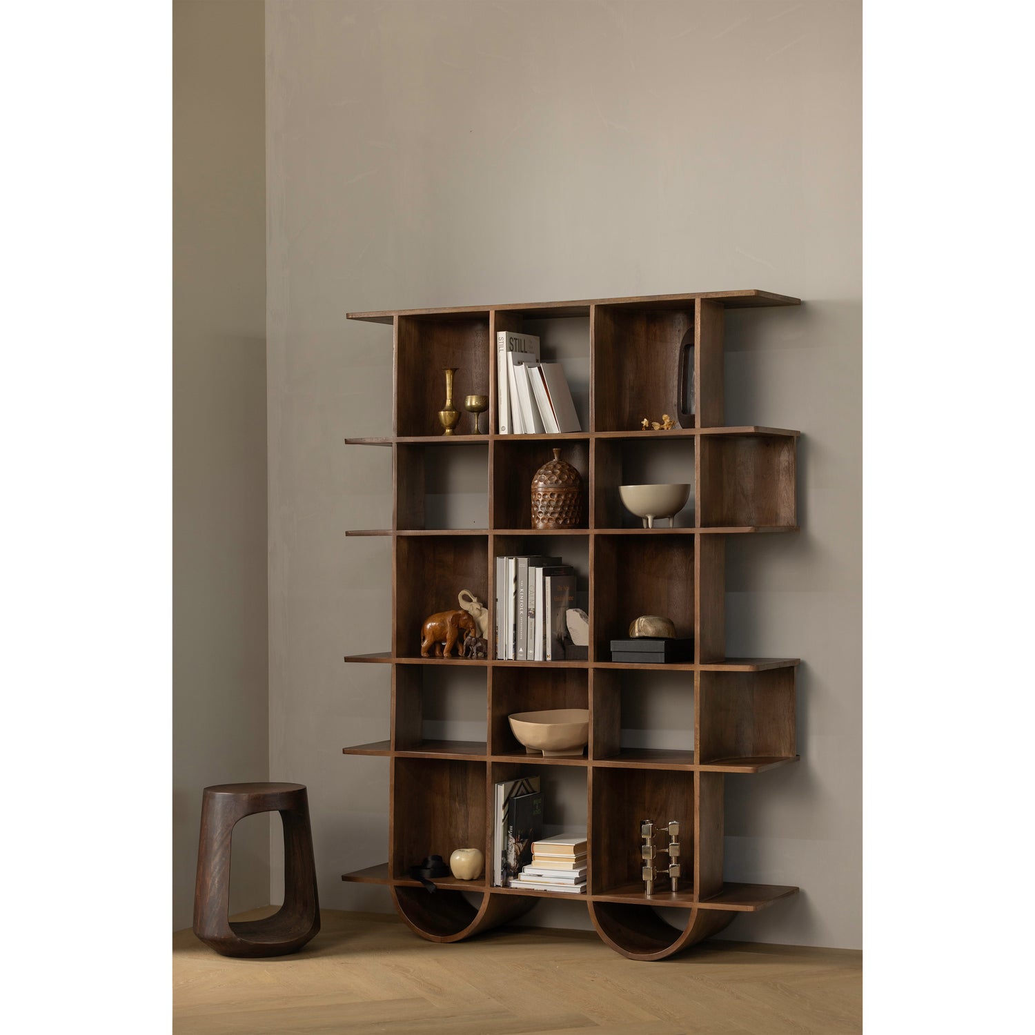 377508-W-377541-W-01_SF_WP_Sinne_boekenkast_hout_walnoot_180x130cm_Bayo_bijzettafel_mango_hout_walnoot.png?auto=webp&format=png&width=1500&height=1500