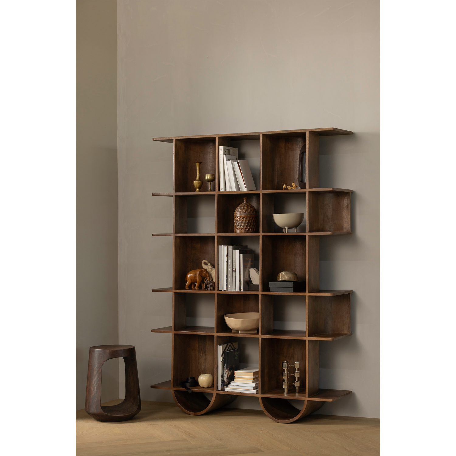 377508-W-377541-W-01_SF_WP_Sinne_boekenkast_hout_walnoot_180x130cm_Bayo_bijzettafel_mango_hout_walnoot.png?auto=webp&format=png&width=1500&height=1500