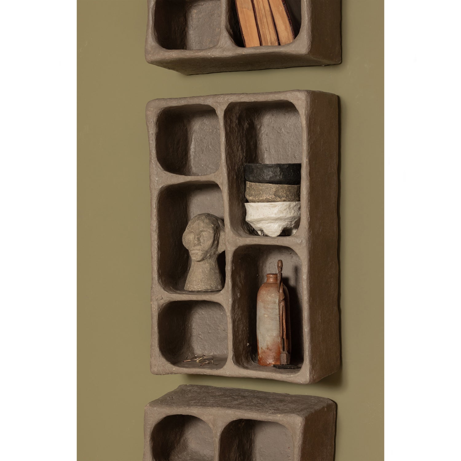 801143-G-800324-M-800330-C-02_SF_BP_Clay_wandkastje_papier_mache_grijs_Rura_schalen_multi_color_Face_it_deco.jpg?auto=webp&format=png&width=1500&height=1500