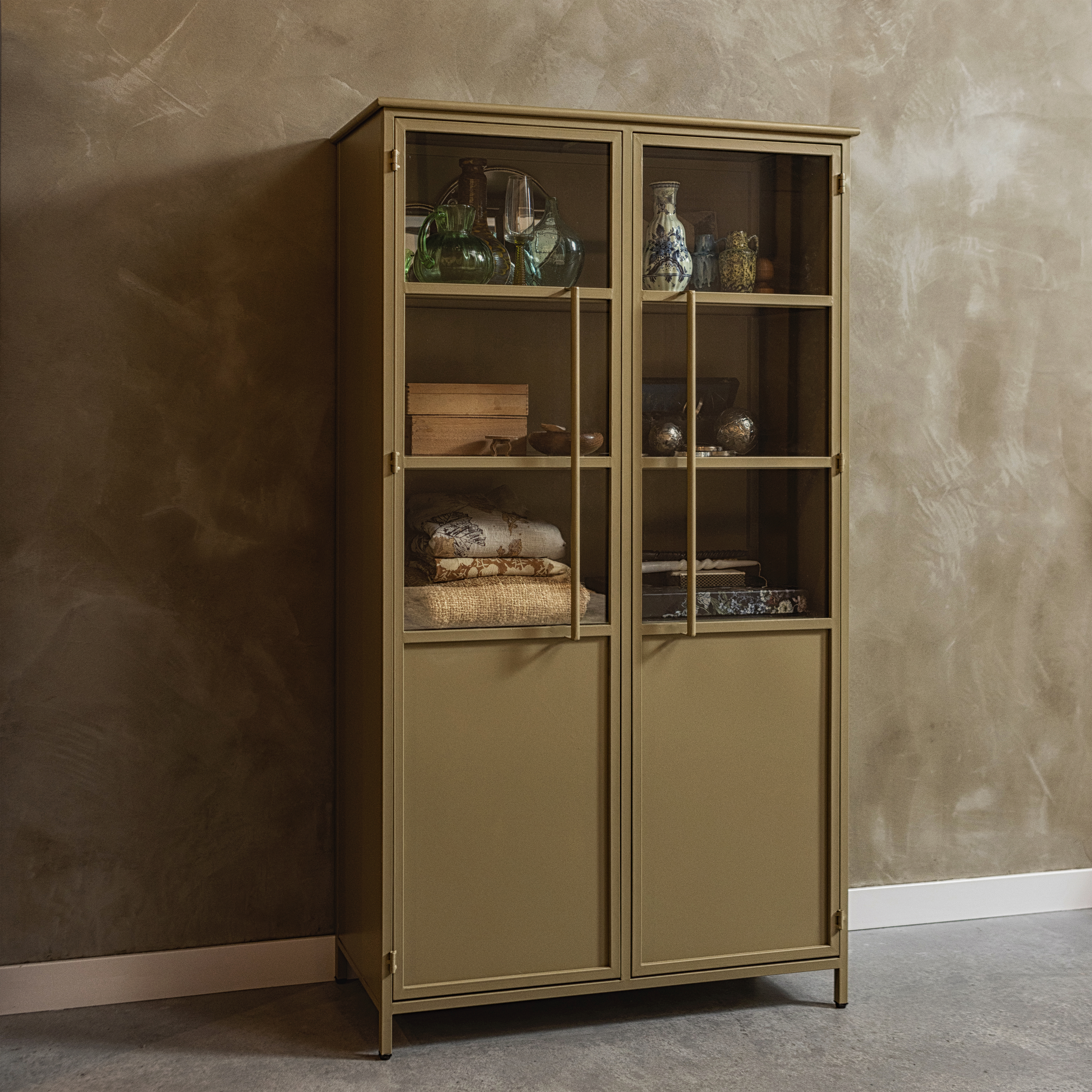 800012-K-01_SF_BP_Exhibit_vitrinekast_metaal_khaki_VIERKANT.jpg?auto=webp&format=png&width=1500&height=1500