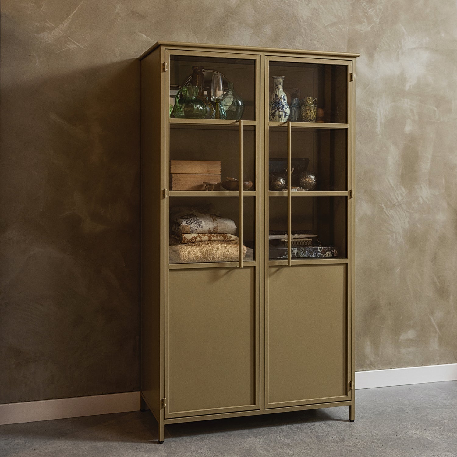 800012-K-01_SF_BP_Exhibit_vitrinekast_metaal_khaki_VIERKANT.jpg?auto=webp&format=png&width=1500&height=1500