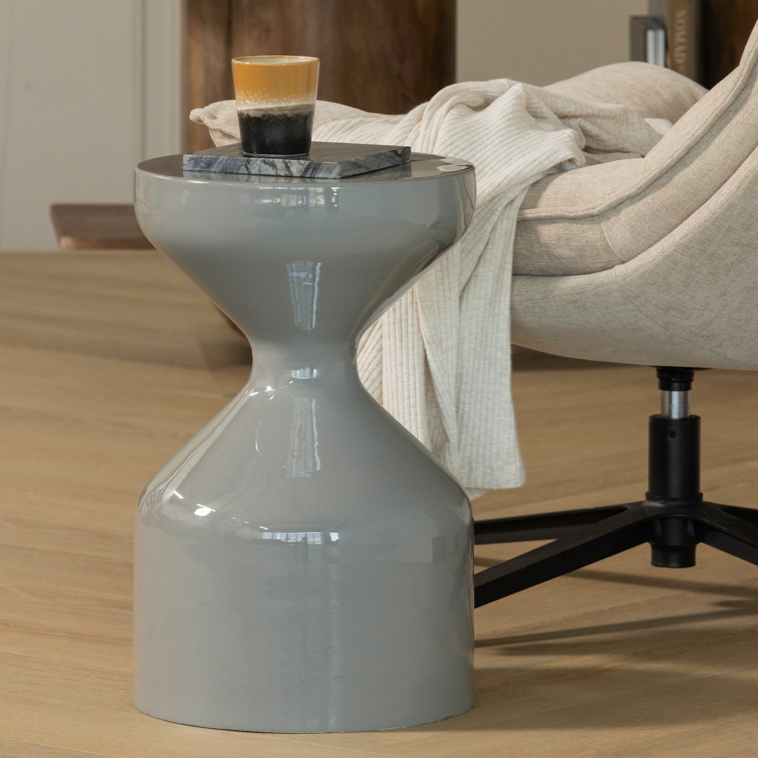 377553-N-374050-L-01_SF_ES_Floyd_bijzettafel_metaal_lichtgrijs_Kube_draaifauteuil_met_hocker_naturel_vierkant_detail.png?auto=webp&format=png&width=1500&height=1500