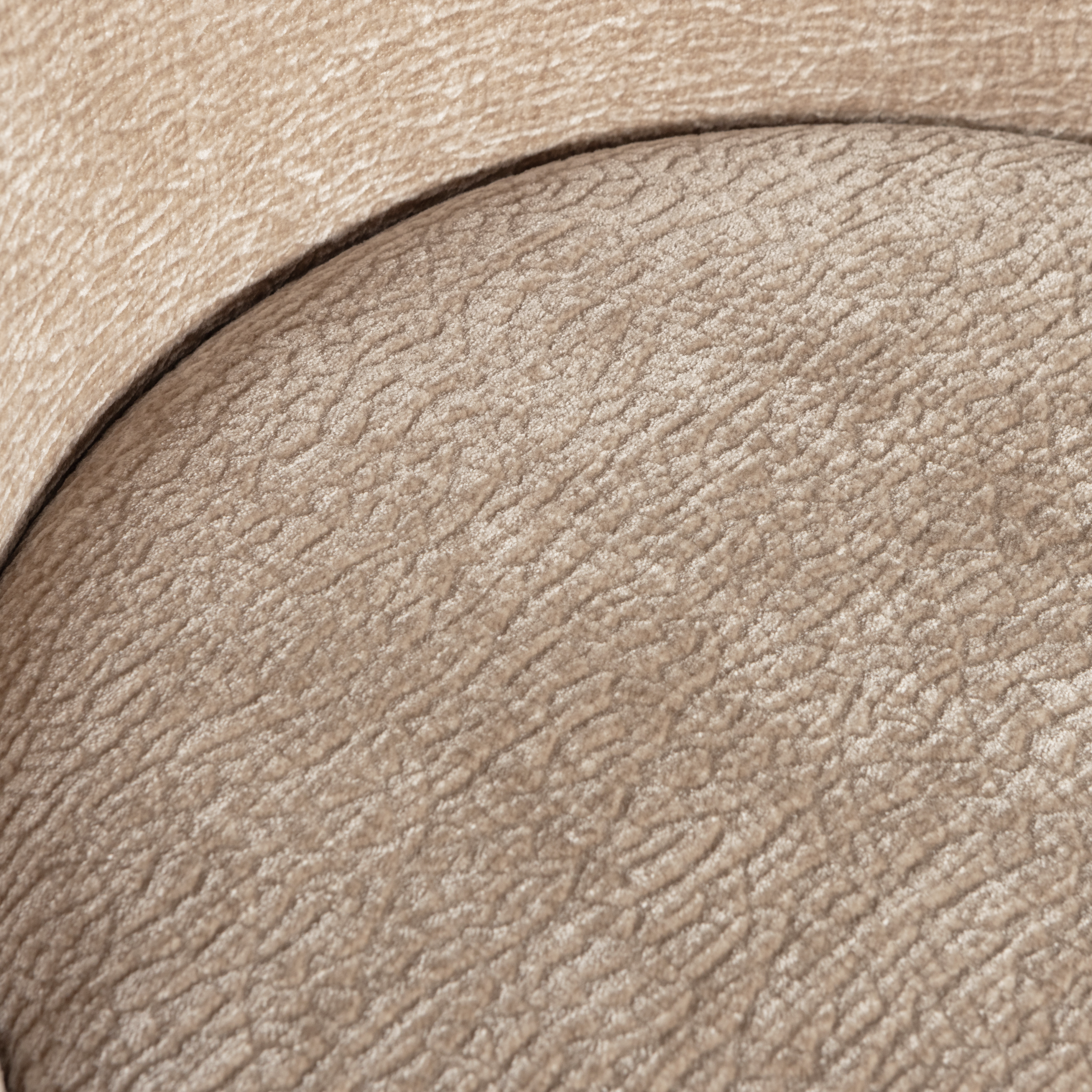 800293-SA-01_VS_BP_Vogue_barstoel_80cm_3D_chenille_donker_zand_detail.png?auto=webp&format=png&width=1500&height=1500