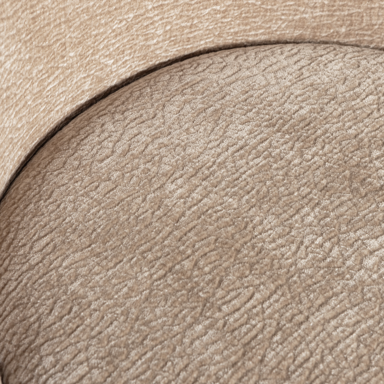 800293-SA-01_VS_BP_Vogue_barstoel_80cm_3D_chenille_donker_zand_detail.png?auto=webp&format=png&width=1500&height=1500