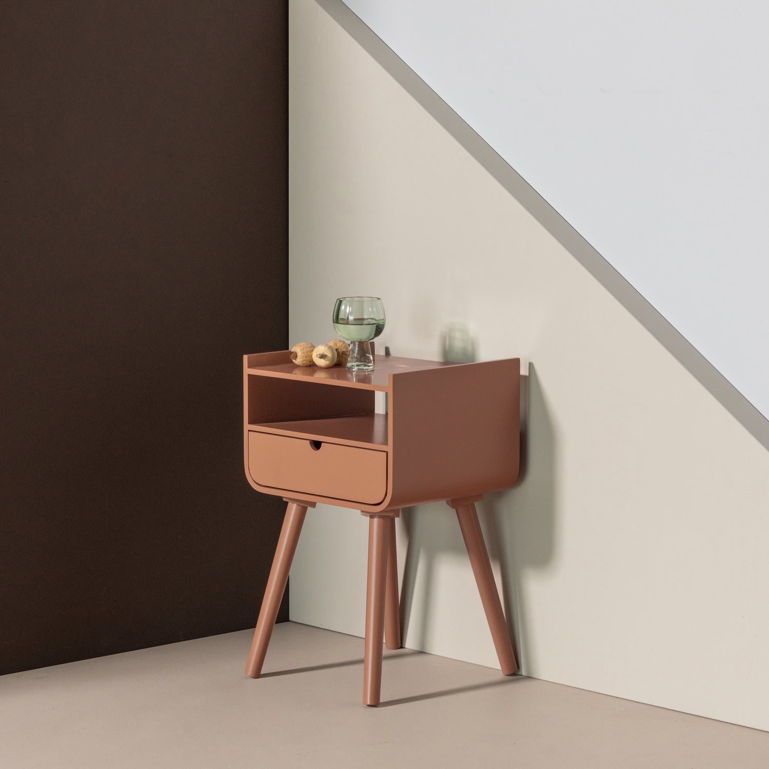 374156-R_02_SF_Nils_nachtkastje_bijzettfel_hout_oudroze_vierkant.jpg?auto=webp&format=png&width=1500&height=1500