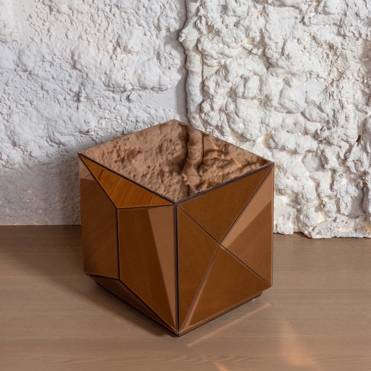 377777-B_02_SF_Glintz_bijzettafel_hout_spiegelglas_bruin_vierkant.jpg?auto=webp&format=png&width=1500&height=1500