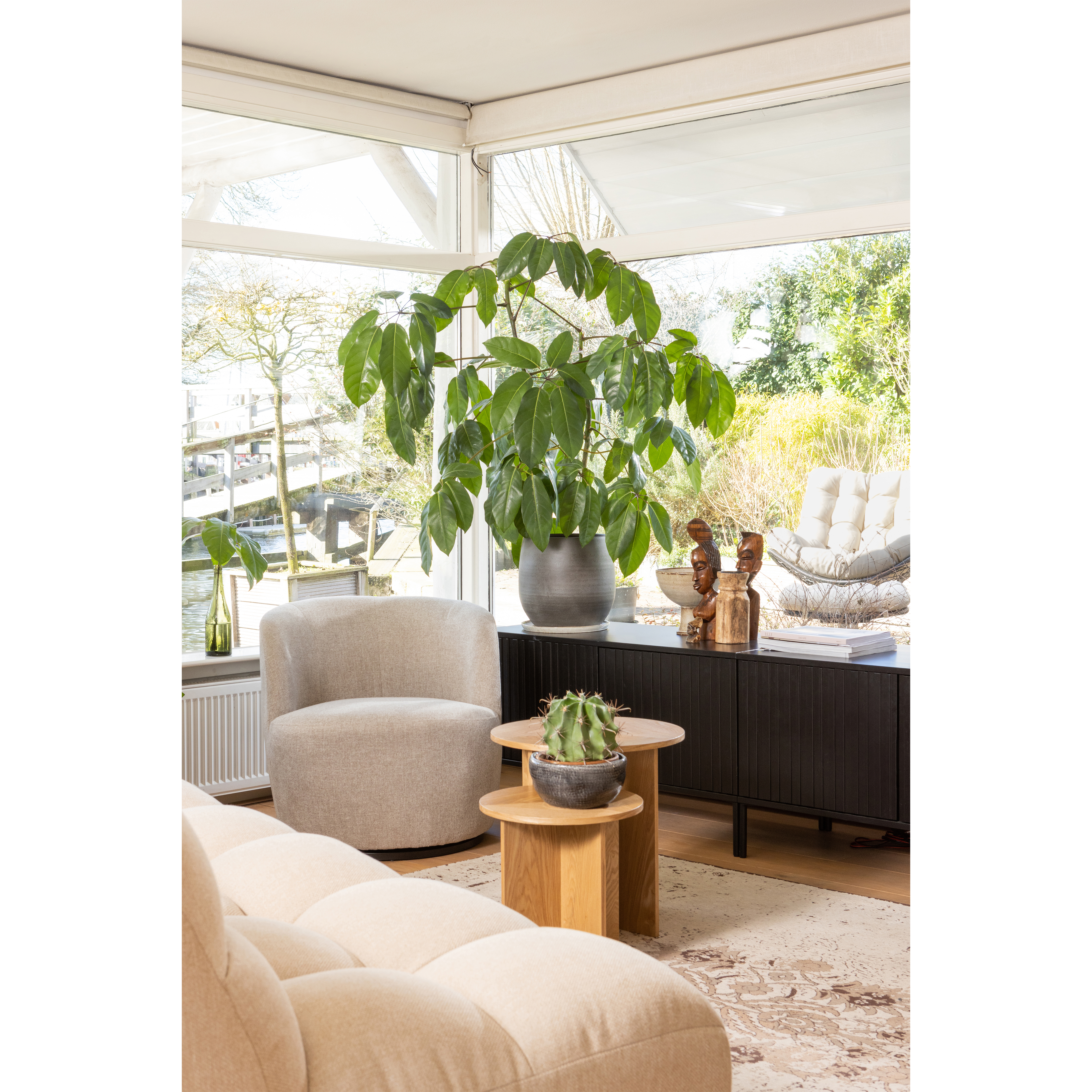 373539-Z-373472-Z-373529-M-373896-N-01_SF_FA_Serra_zand_Rens_vloerkleed_Lina_Gravure_tv_meubel_Pepper.jpg?auto=webp&format=png&width=1500&height=1500