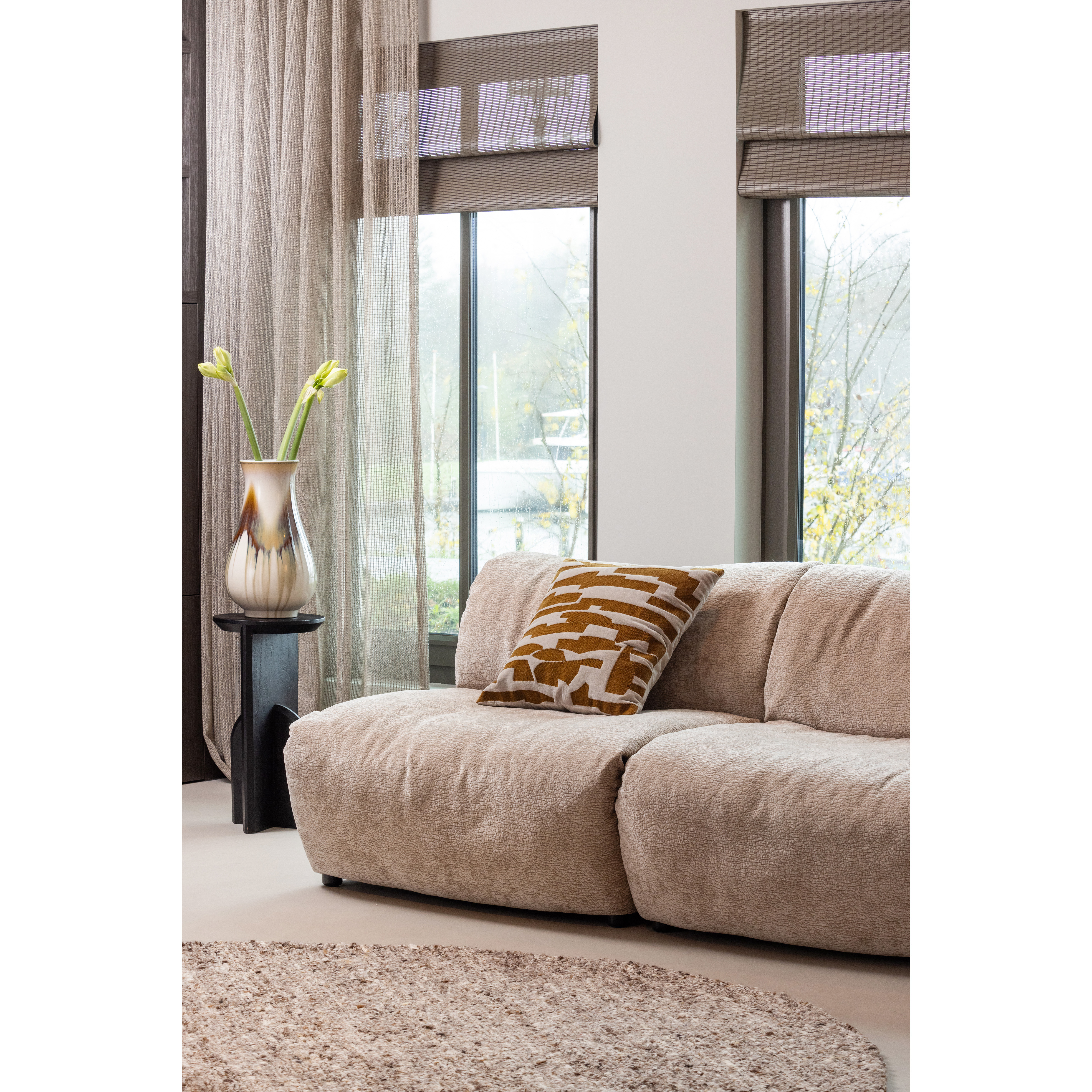 377520-SA-375031-Z-375050-B-01_SF_WE_Baggy_1_zits_3D_chenille_zand_Kioni_bijzettafel_Efia_vloerkleed.jpg?auto=webp&format=png&width=1500&height=1500