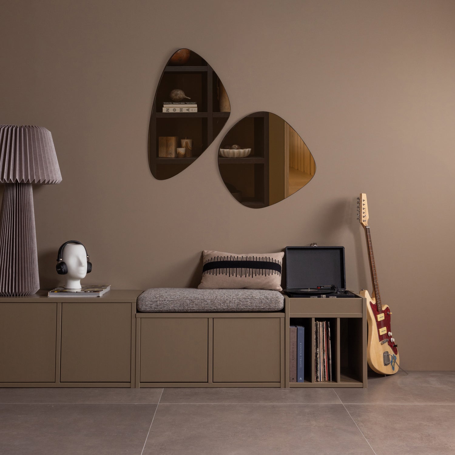 377439-M-377438-M-377440-M-374042-G-01_SF_WE_Turner_tv_meubel_Opbergbak_met_zitkussen_platenkast_VIERKANT.jpg?auto=webp&format=png&width=1500&height=1500