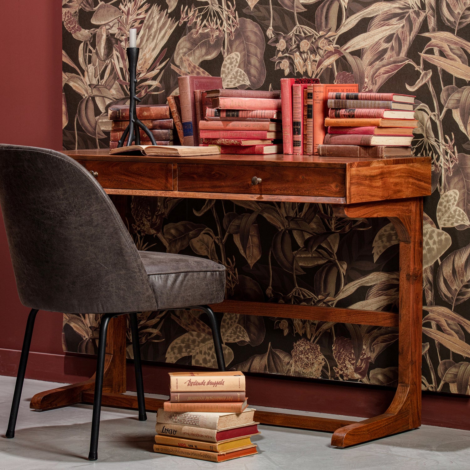 800816-01-800223-B-801019-C-01_SF_BP_Vogue_eetkamerstoel_zwart_leer_Old_school_buro_Posterbehang_Bouquet_VIERKANT.jpg?auto=webp&format=png&width=1500&height=1500