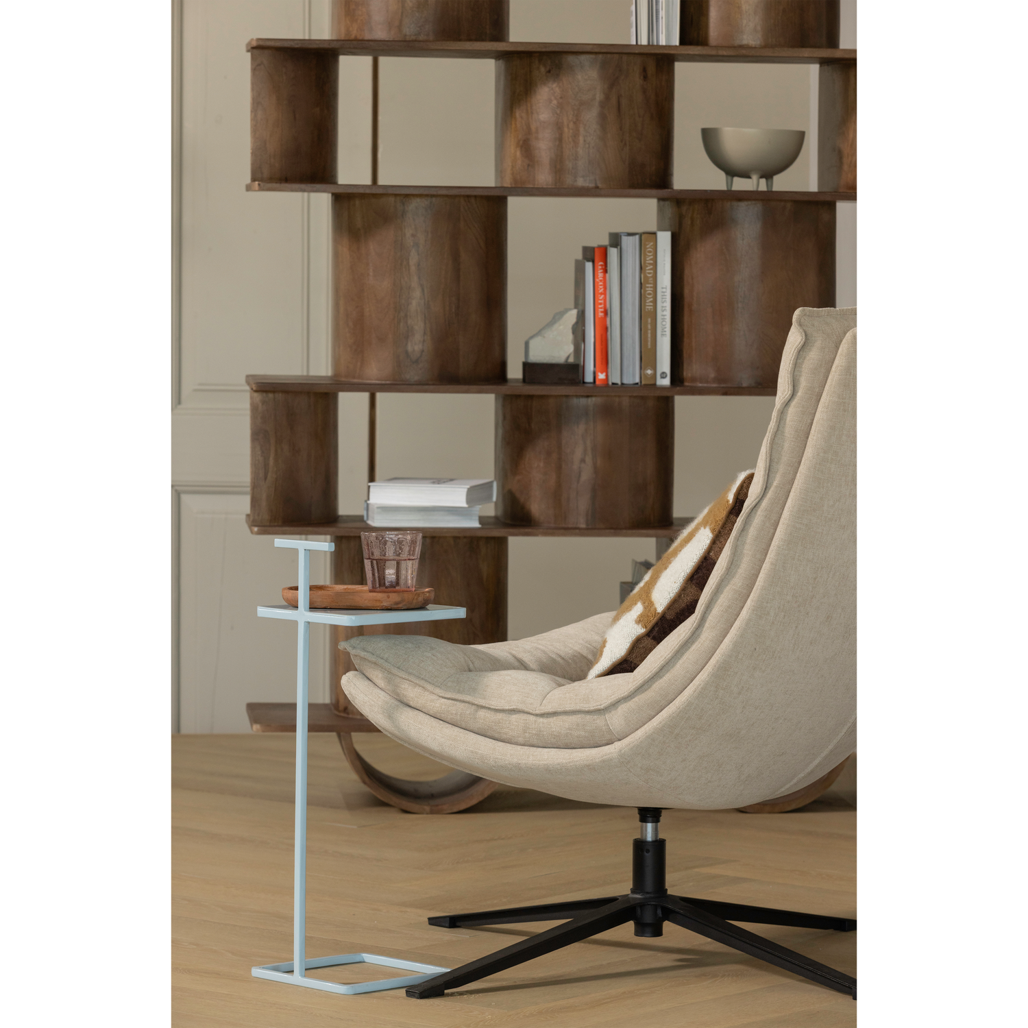 377553-N-375047-B-377508-W-02_SF_ES_Sinne_boekenkast_hout_walnoot_180x130cm_Toste_bijzettafel_metaal_lichtblauw_Kube_draaifauteuil_met_hocker_naturel.png?auto=webp&format=png&width=1500&height=1500