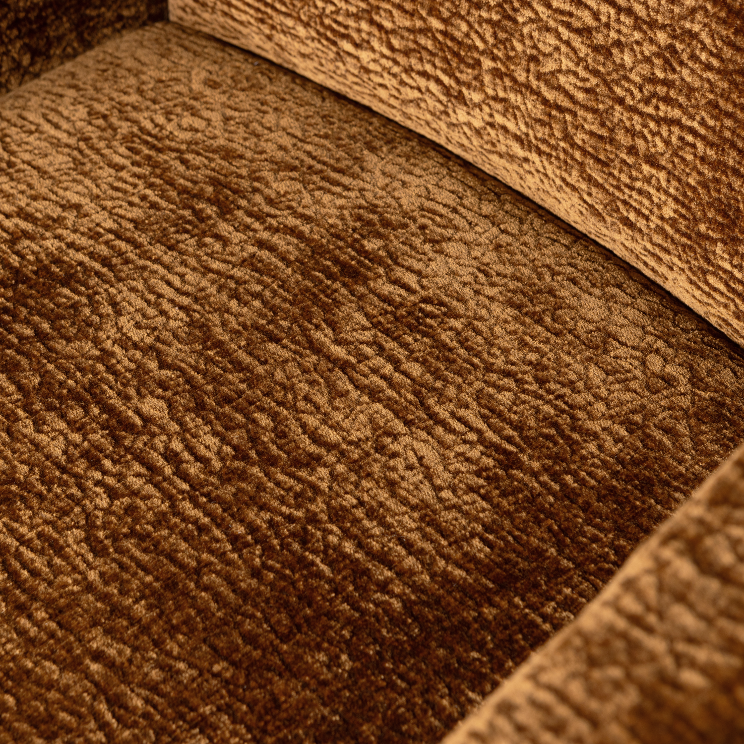 801139-M-01_VS_WE_Mount_eetkamerstoel_met_armleuning_3D_chenille_midden_bruin_detail.png?auto=webp&format=png&width=1500&height=1500