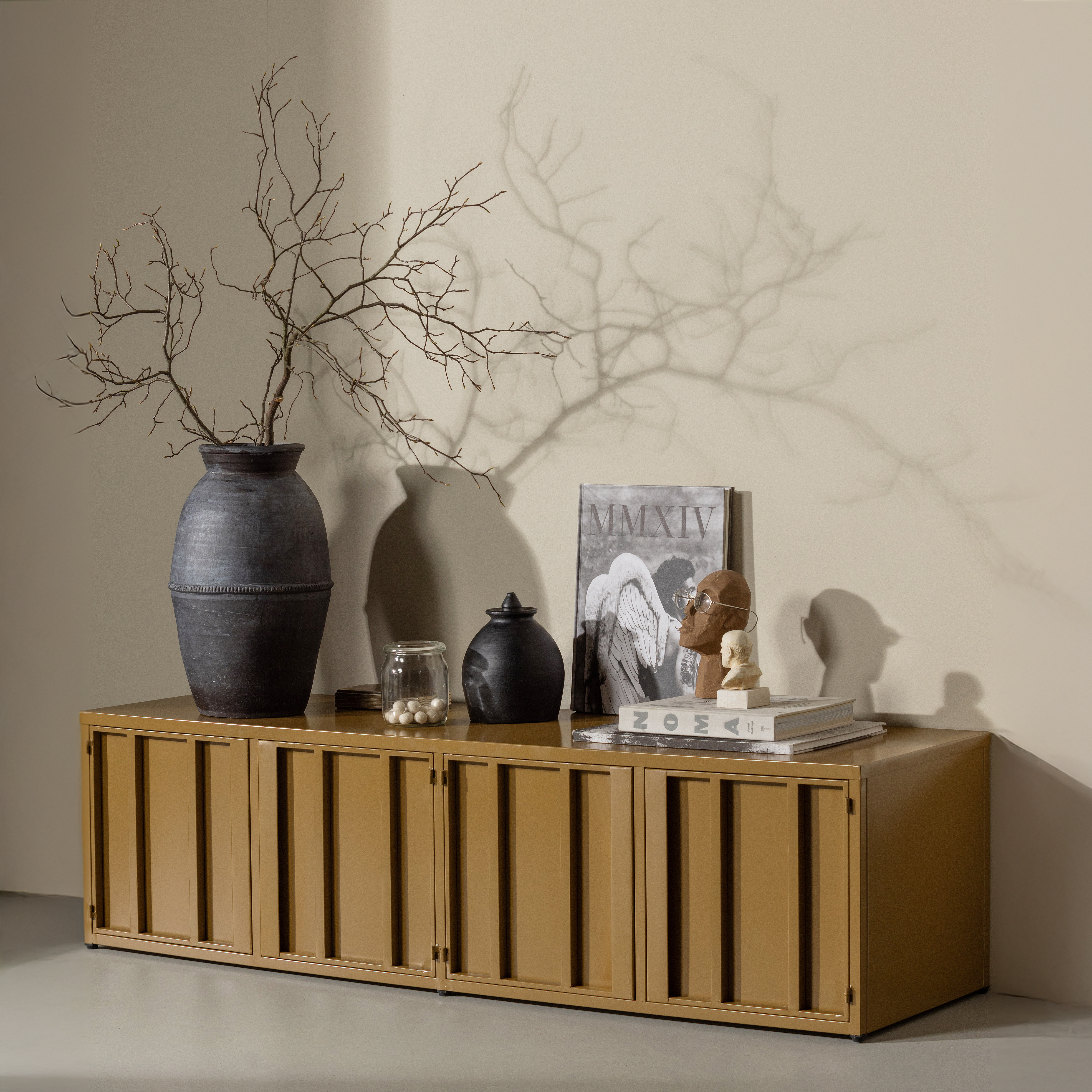 377501-H-03_SF_WE_Level_tv-meubel_metaal_honinggeel_vierkant.jpg?auto=webp&format=png&width=1500&height=1500