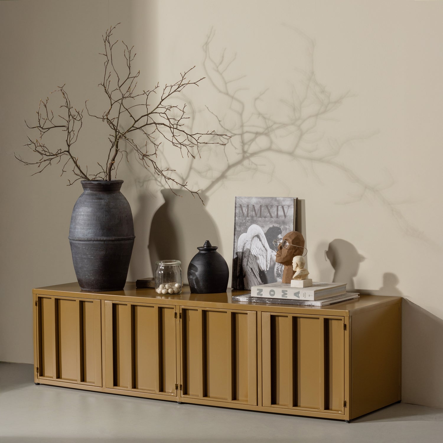 377501-H-03_SF_WE_Level_tv-meubel_metaal_honinggeel_vierkant.jpg?auto=webp&format=png&width=1500&height=1500