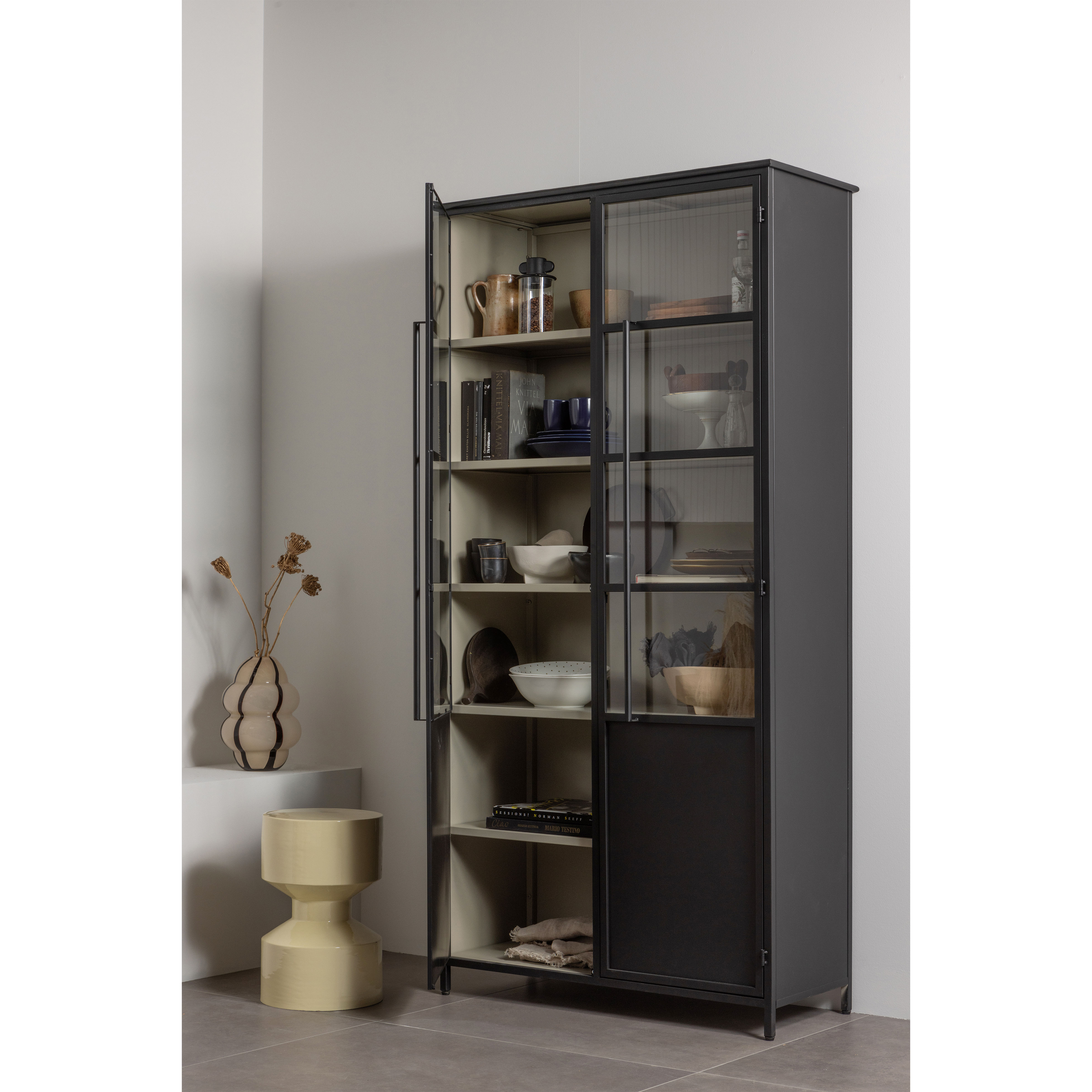 375041-Z-374009-G-377478-N-02_SF_WE_Exhibit_XL_2_deurs_vitrinekast_zwart_Hidde_bijzettafel_Kency_vaas.jpg?auto=webp&format=png&width=1500&height=1500