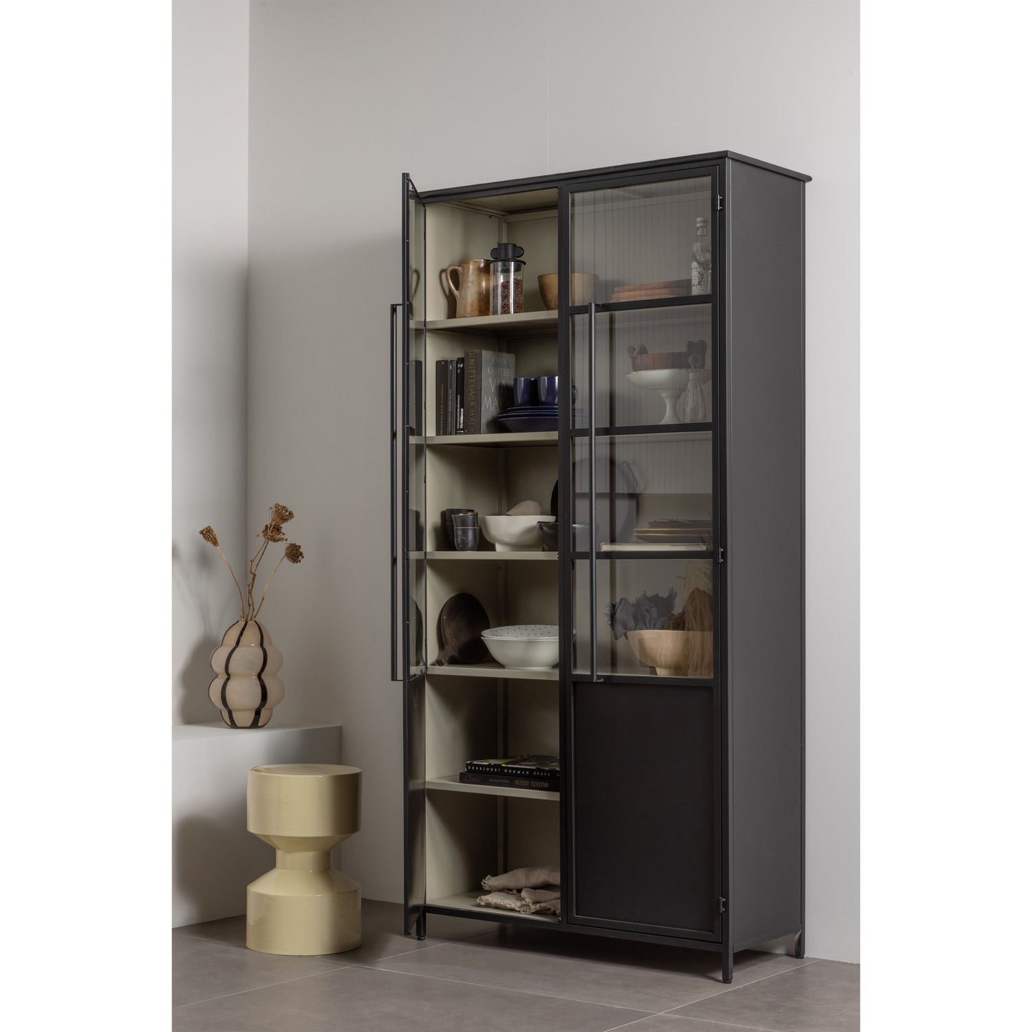 375041-Z-374009-G-377478-N-02_SF_WE_Exhibit_XL_2_deurs_vitrinekast_zwart_Hidde_bijzettafel_Kency_vaas.jpg?auto=webp&format=png&width=1500&height=1500