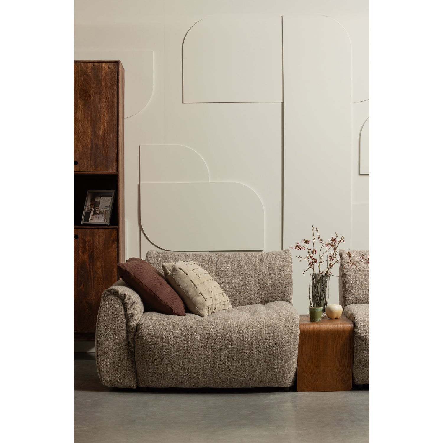 377521-BM-377507-W-375032-W-801388-A-01_SF_WE_Baggy_1-zits_met_arm_links_Frey_bijzettafel_Paragon.jpg?auto=webp&format=png&width=1500&height=1500