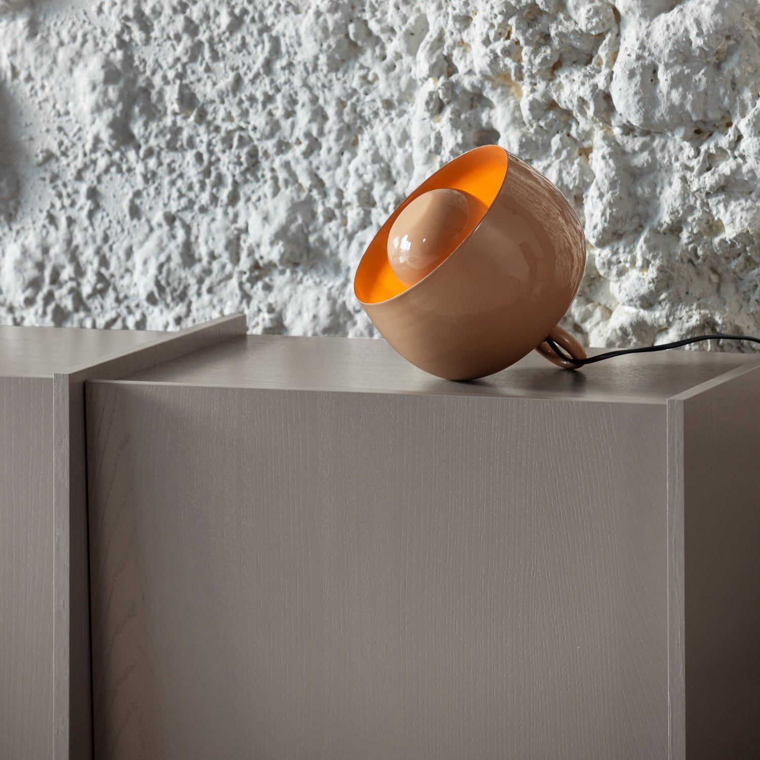 377884-L_02_SF_Mero_tafellamp_20x21_cm_metaal_hoogglans_lichtroze_vierkant.jpg?auto=webp&format=png&width=1500&height=1500