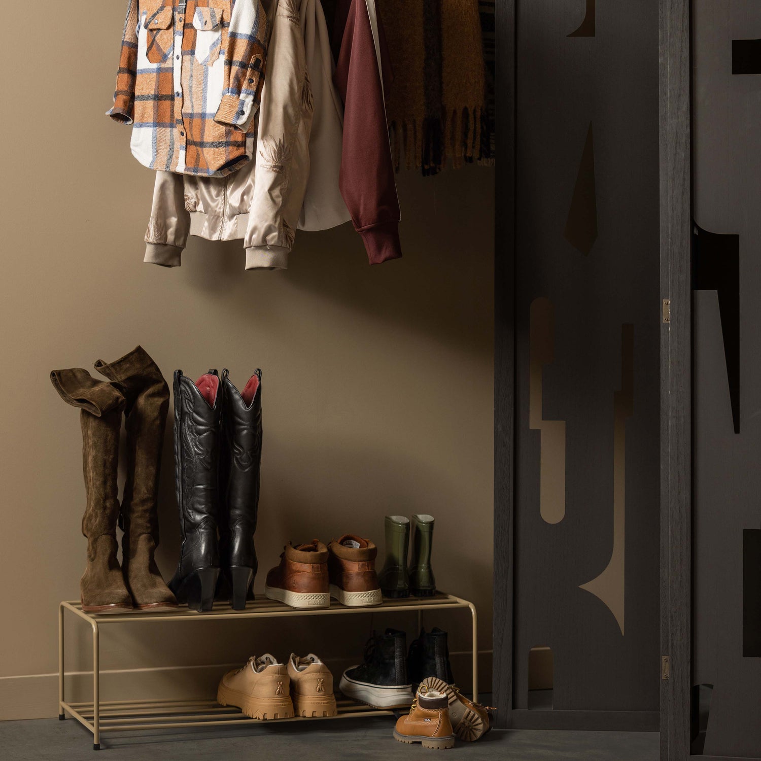 340508-B-340509-B-373941-Z-01_SF_FA_Josse_hangend_staand_schoenrek_Merel_kamerscherm_VIERKANT.jpg?auto=webp&format=png&width=1500&height=1500