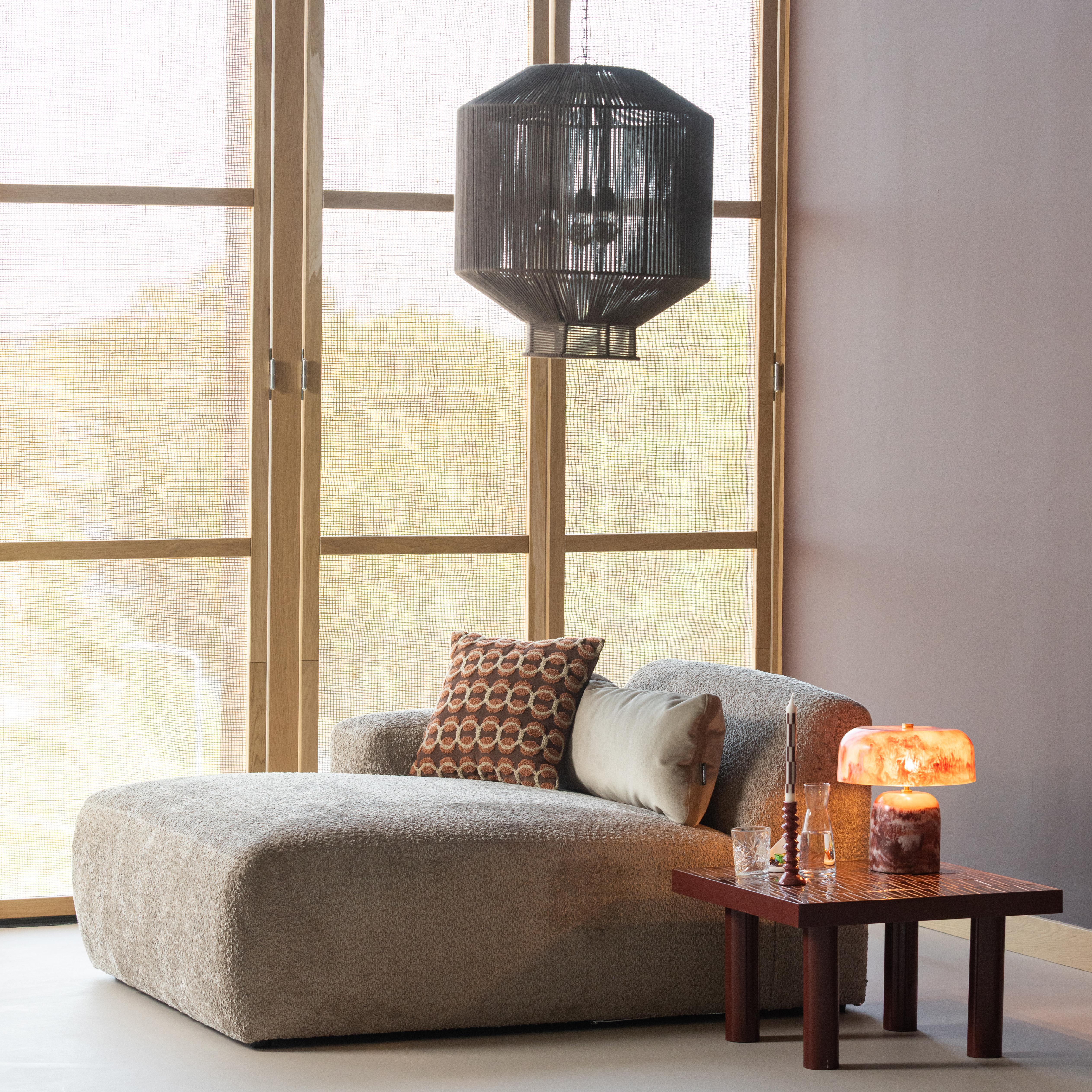 378030-WD__378083-D__378059-R__378111-R_02_SF_WP_Mojo_base_chaise_longue_zand_Juro_hanglamp_Olvo_Alora_vierkant.jpg?auto=webp&format=png&width=1500&height=1500