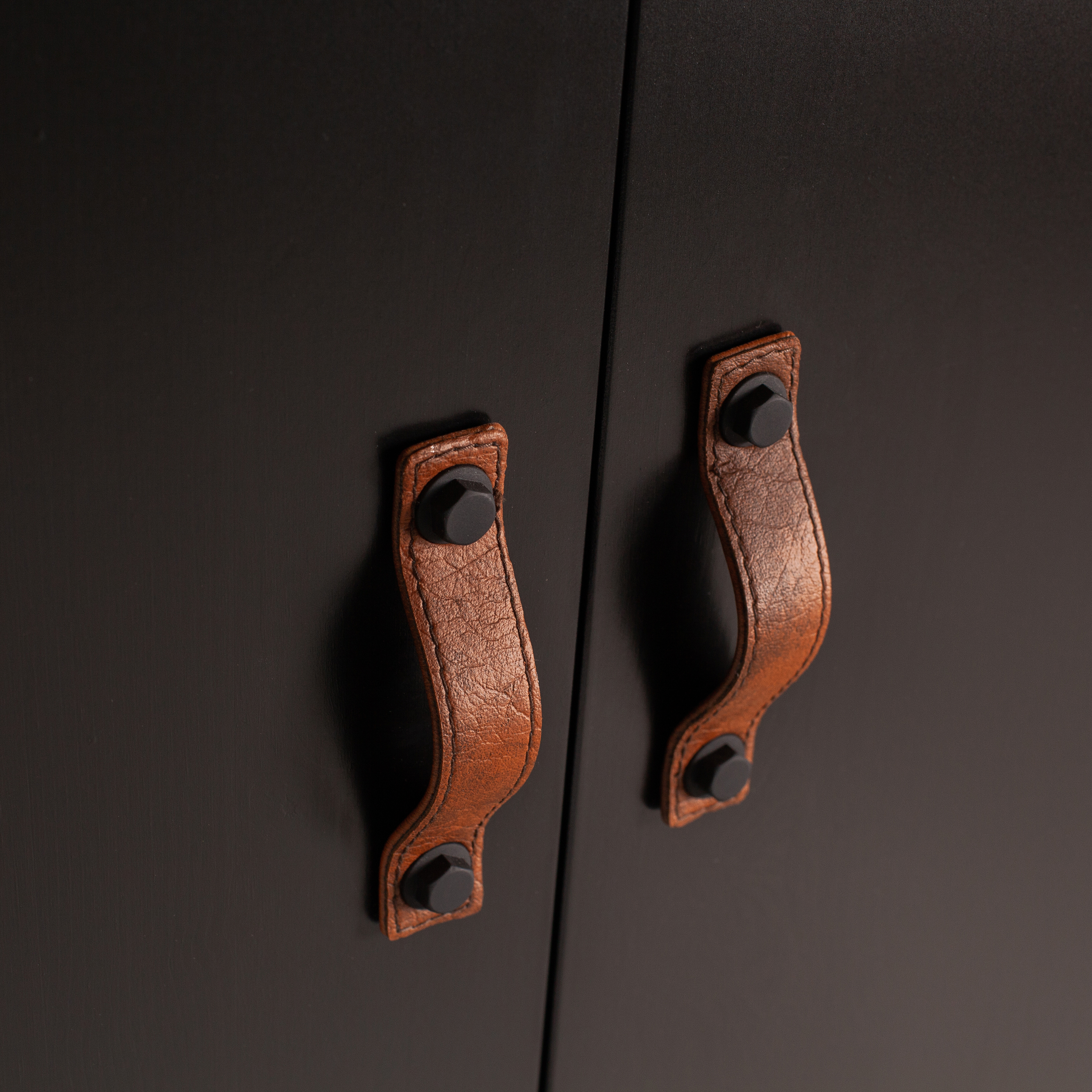 340811-Z-02_VS_FA_Dian_garderobekast_grenen_zwart_detail.jpg?auto=webp&format=png&width=1500&height=1500