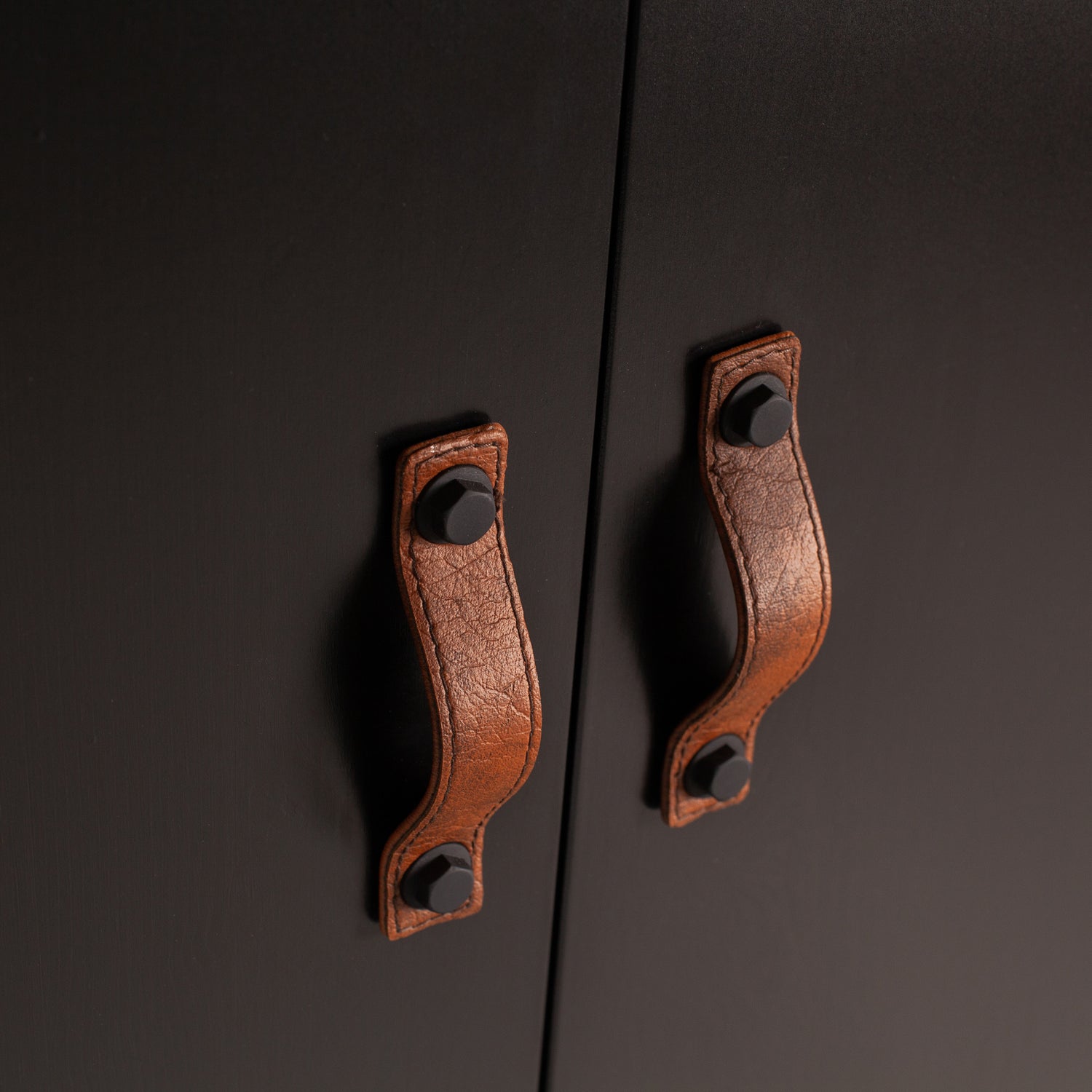 340811-Z-02_VS_FA_Dian_garderobekast_grenen_zwart_detail.jpg?auto=webp&format=png&width=1500&height=1500