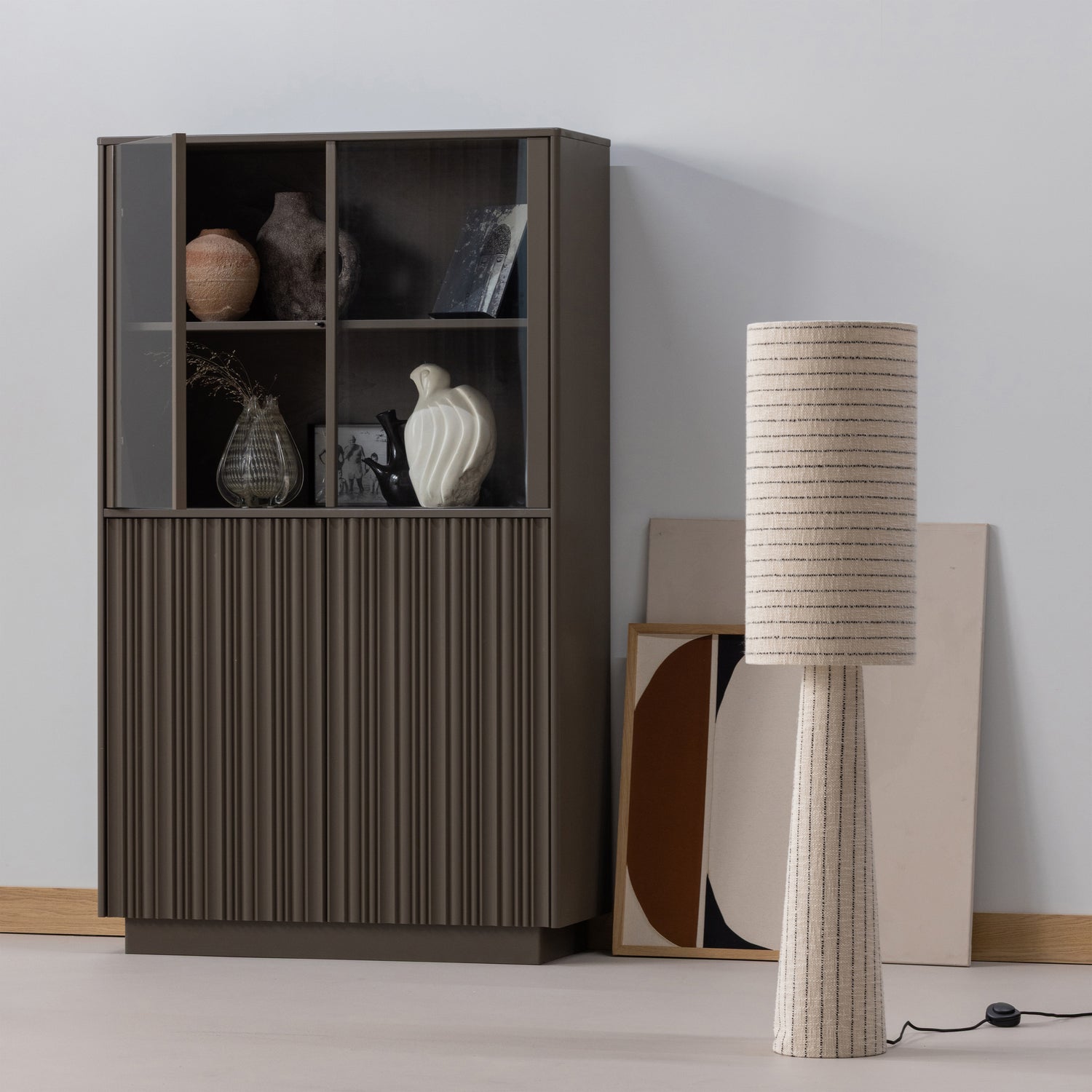 377731-TB__801396-NS_01_SF_WP_Nova_lage_vitrinekast_grenen_truffel_bruin_Loft_vloerlamp_vierkant.jpg?auto=webp&format=png&width=1500&height=1500