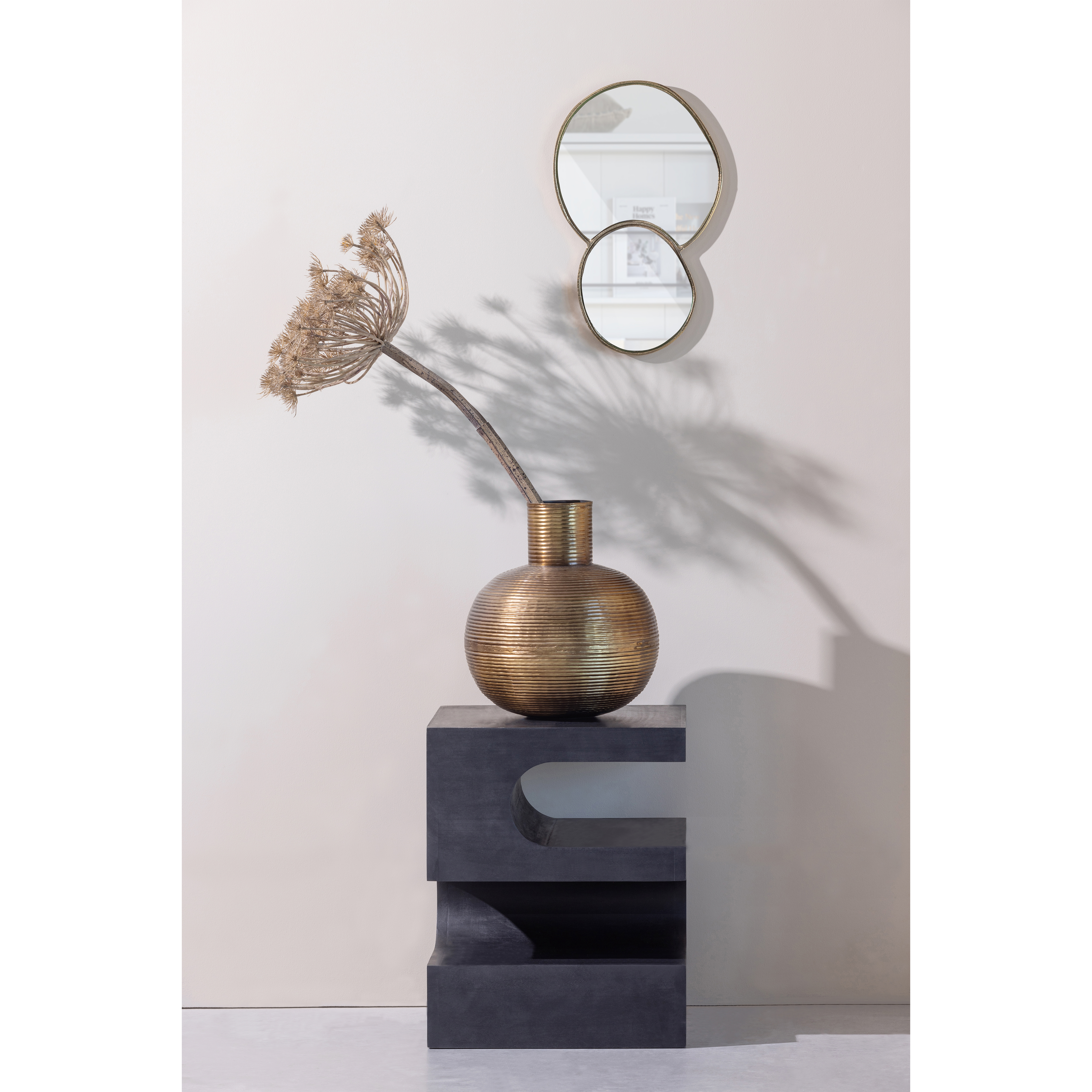 373881-Z-373880-B-373346-B-02_SF_WE_Toma_side_table_Shay_mirror_Pixie_vase_brass.jpg?auto=webp&format=png&width=1500&height=1500