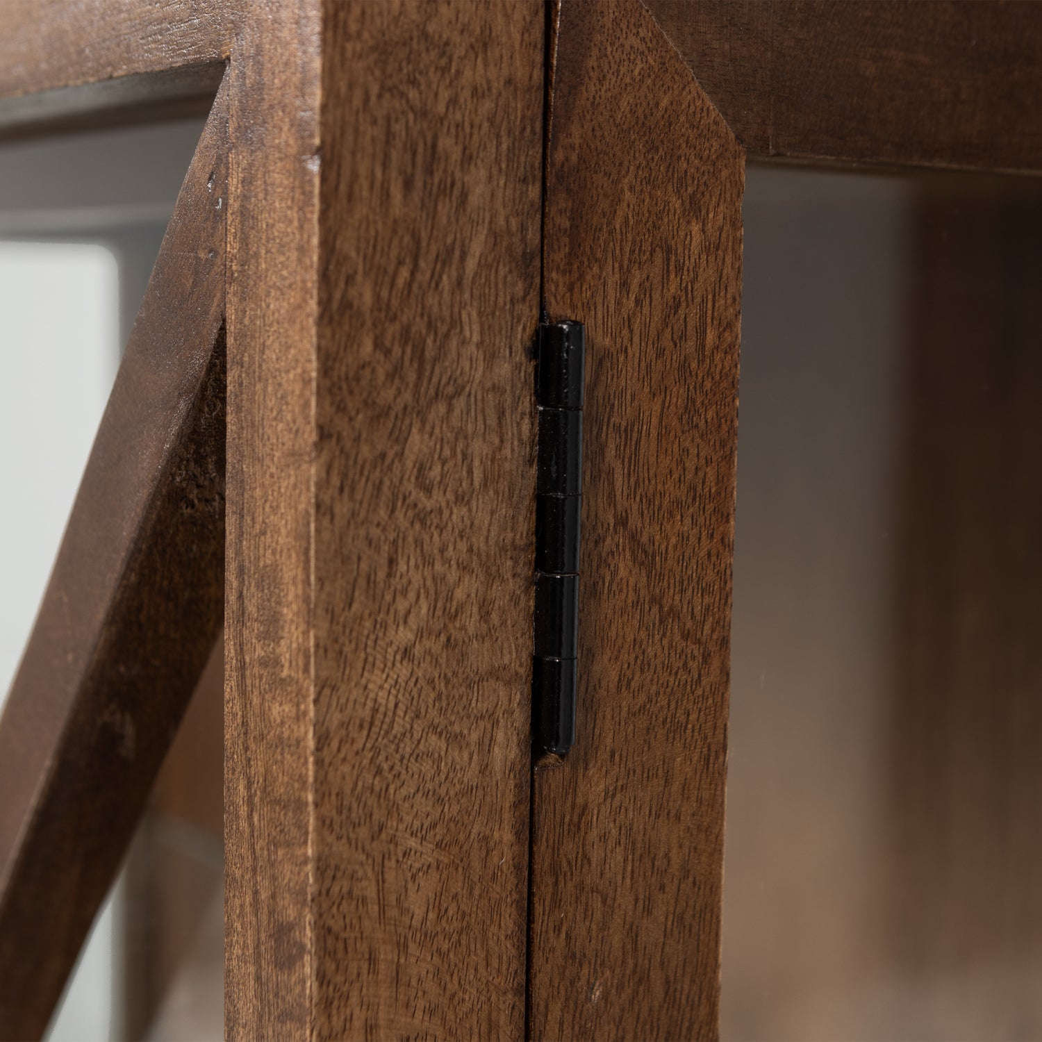 377621-B-377619-B-03_VS_WP_Kella_2-drs_kast_mango_hout_bruin_detail.png?auto=webp&format=png&width=1500&height=1500