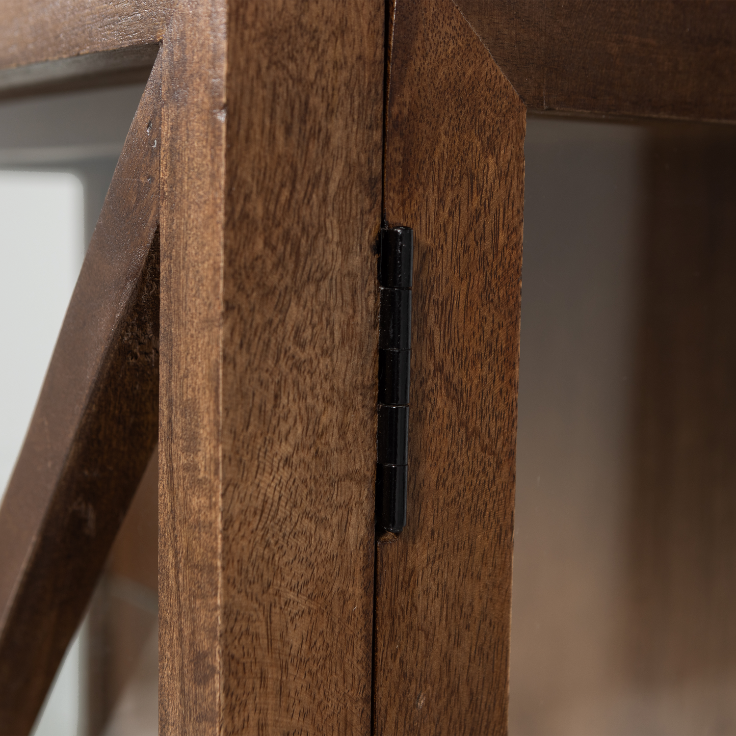 377621-B-377619-B-03_VS_WP_Kella_2-drs_kast_mango_hout_bruin_detail.png?auto=webp&format=png&width=1500&height=1500