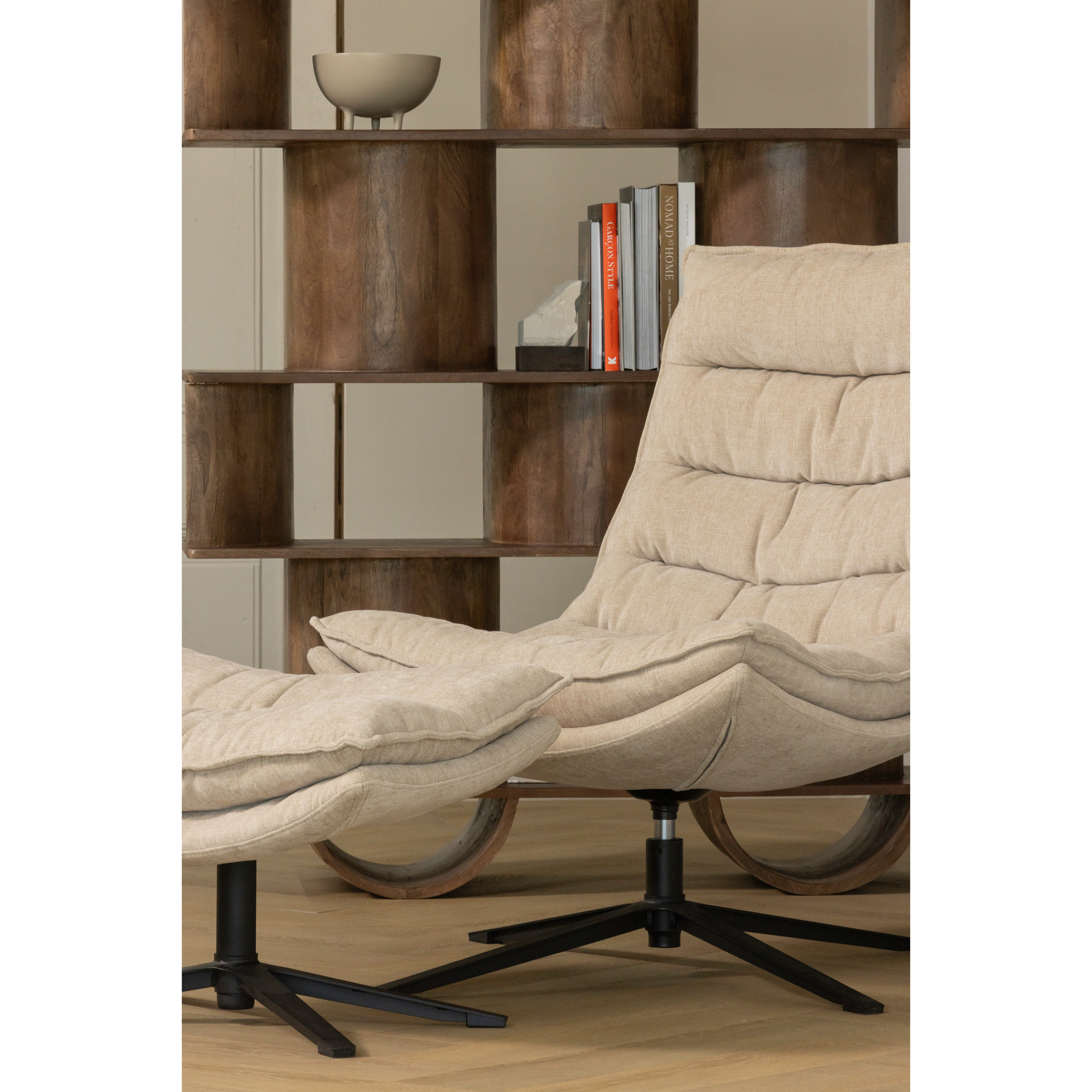 377553-N-377508-W-02_SF_WP_Sinne_boekenkast_hout_walnoot_180x130cm_Kube_draaifauteuil_met_hocker_naturel.png?auto=webp&format=png&width=1500&height=1500