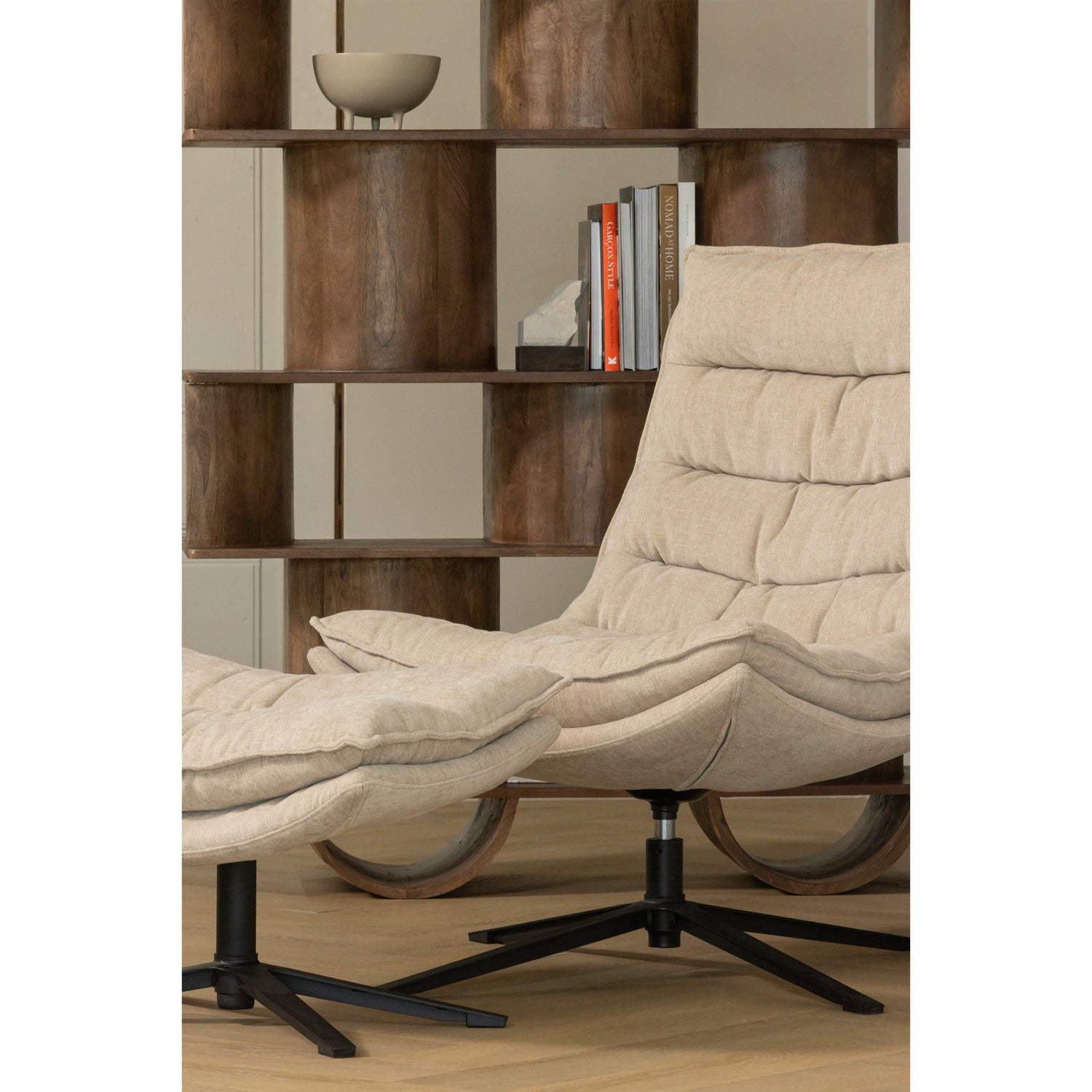 377553-N-377508-W-02_SF_WP_Sinne_boekenkast_hout_walnoot_180x130cm_Kube_draaifauteuil_met_hocker_naturel.png?auto=webp&format=png&width=1500&height=1500