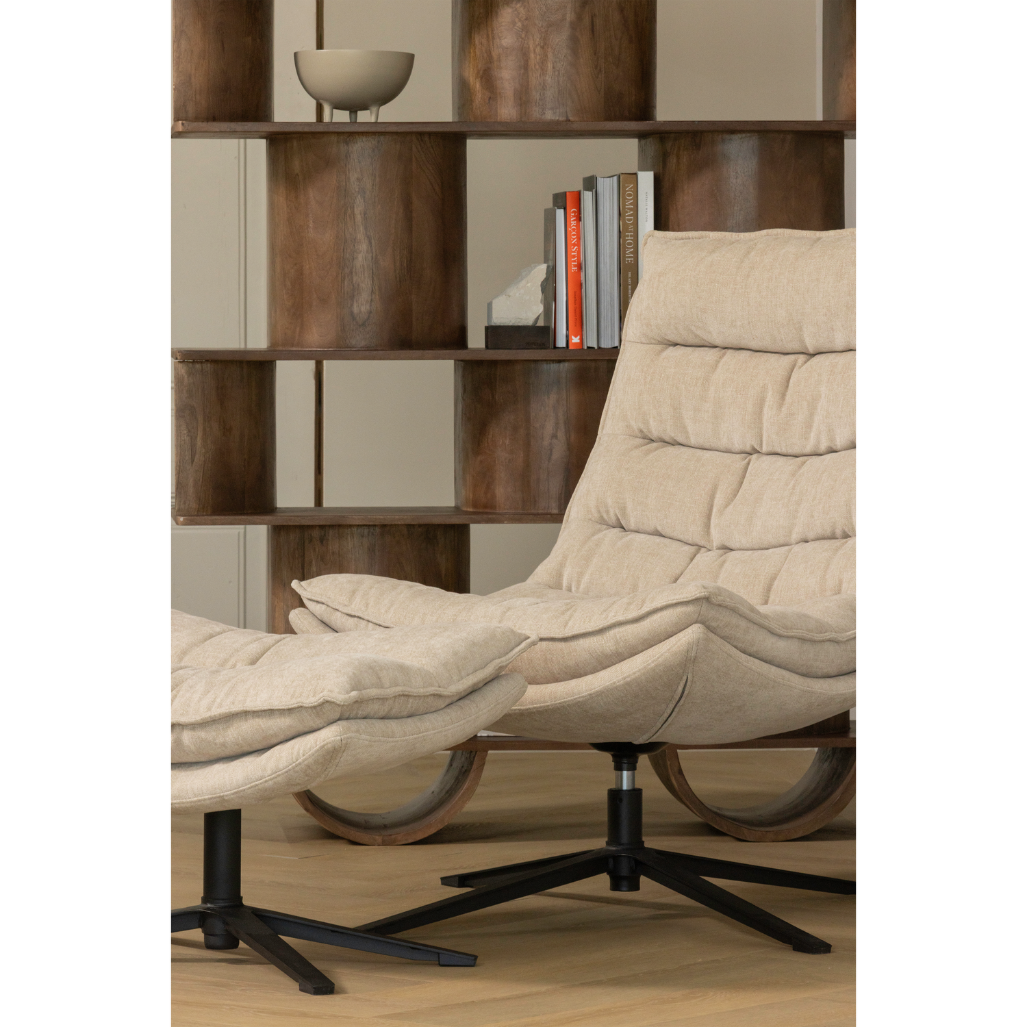 377553-N-377508-W-02_SF_WP_Sinne_boekenkast_hout_walnoot_180x130cm_Kube_draaifauteuil_met_hocker_naturel.png?auto=webp&format=png&width=1500&height=1500