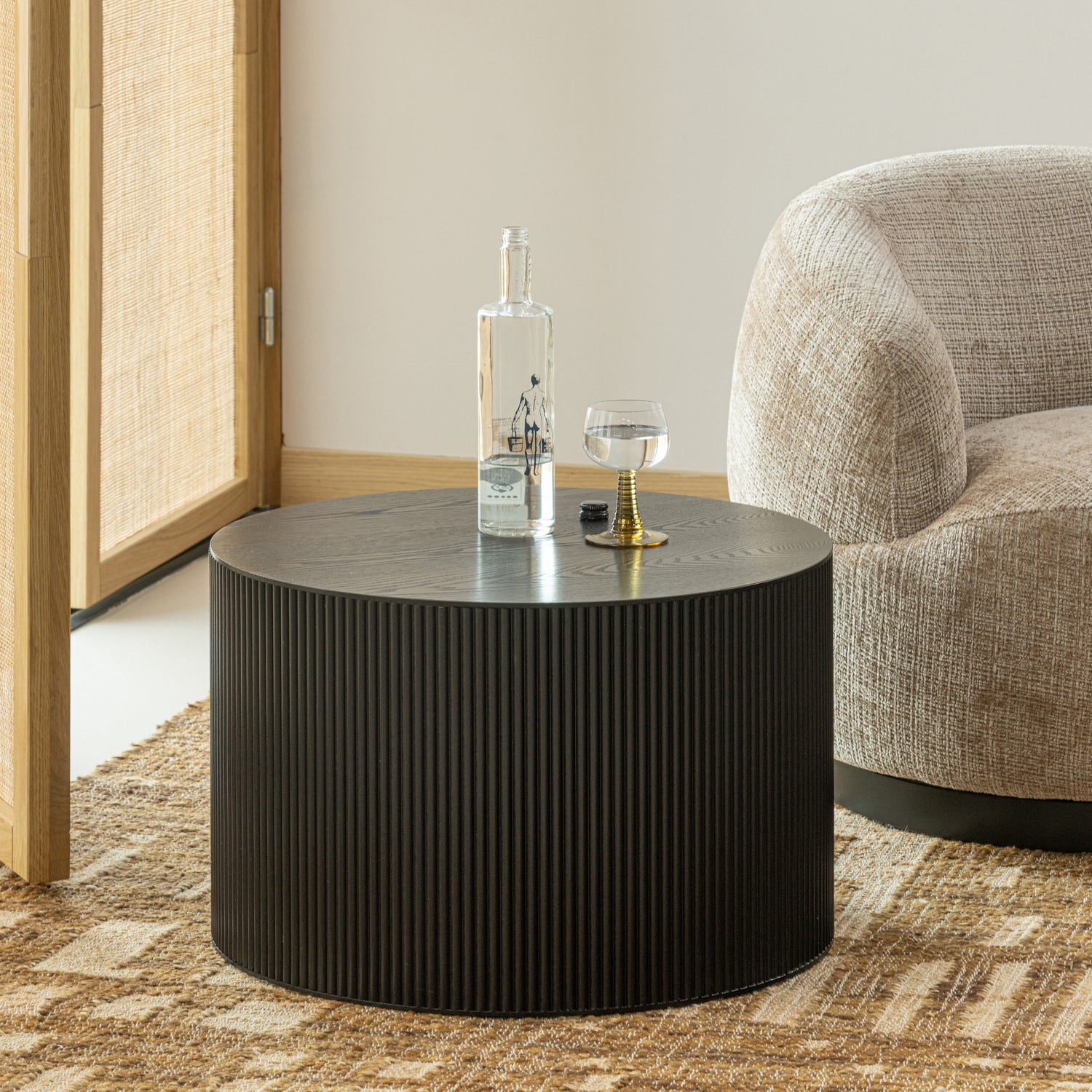 377297-Z_01_SF_Sanne_bijzettafel_rond_mdf_zwart_vierkant.jpg?auto=webp&format=png&width=1500&height=1500